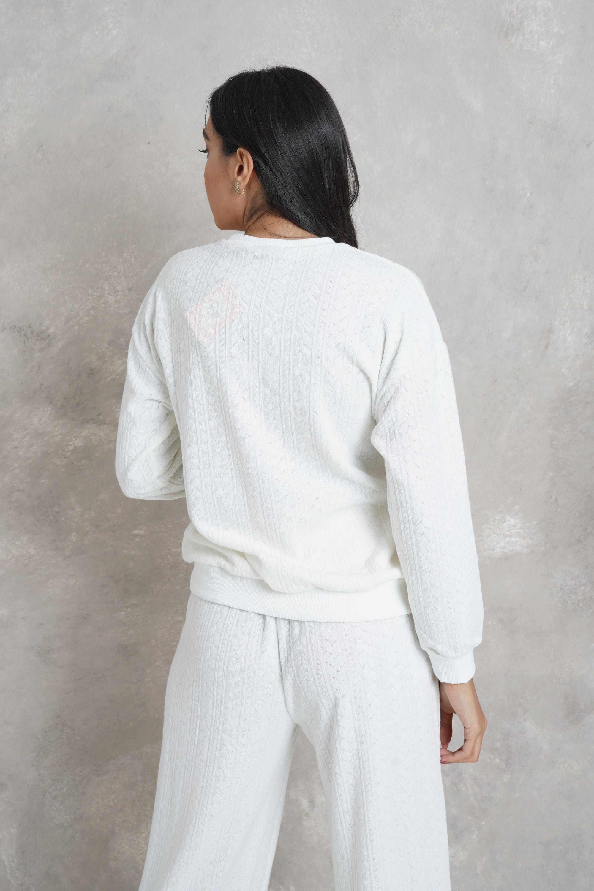 نتشي بلوزة بتطريز بأزراز برقبة دائرية وكم طويل نسائي