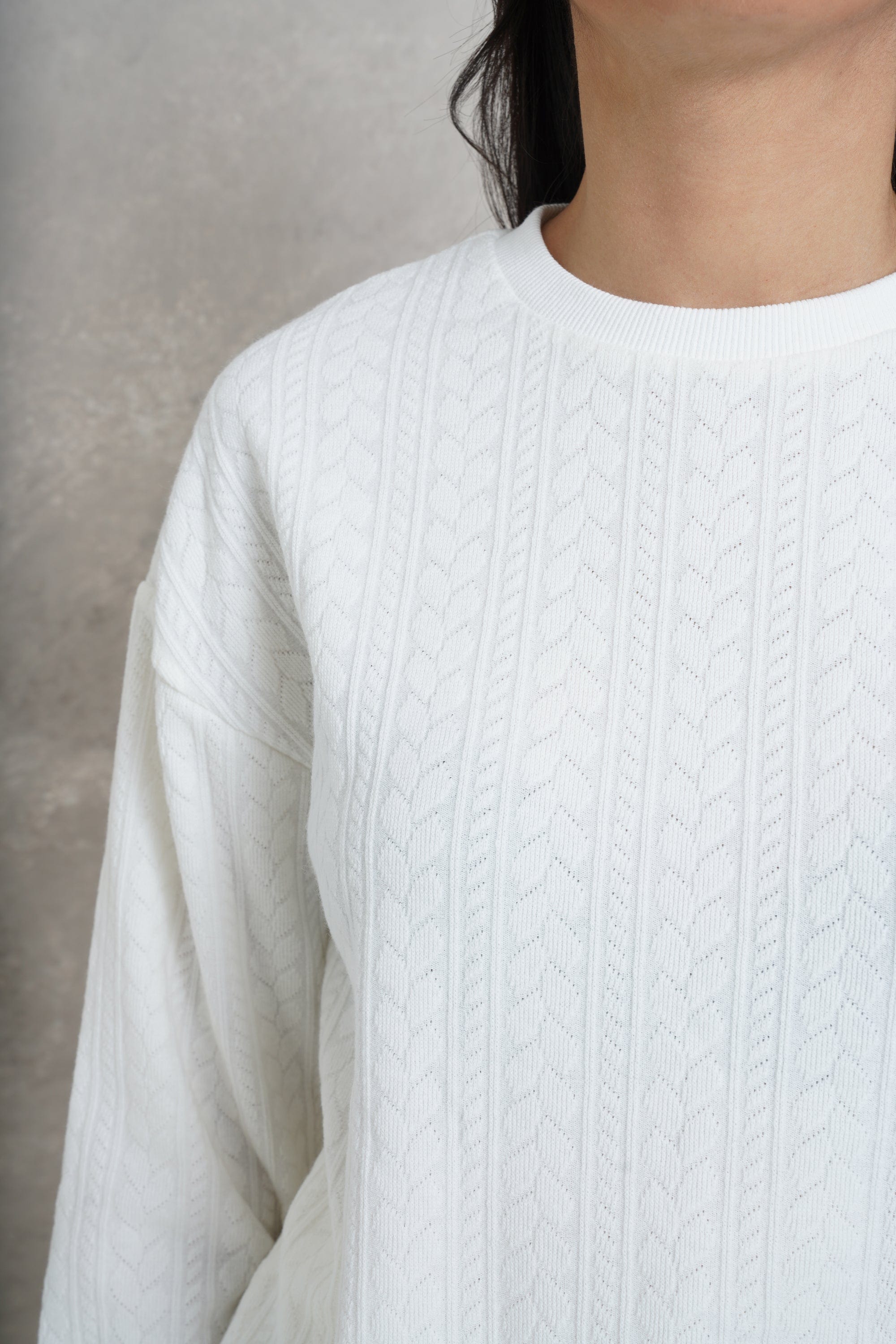 نتشي بلوزة بتطريز بأزراز برقبة دائرية وكم طويل نسائي