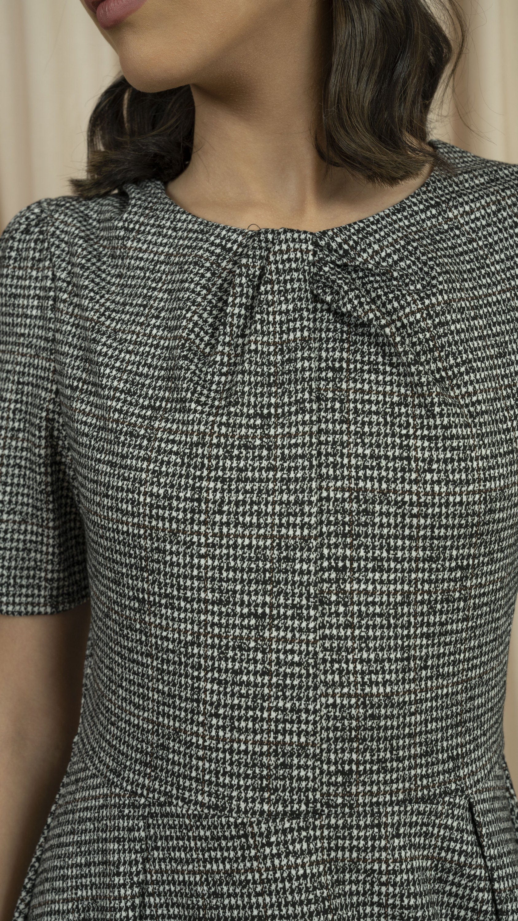 نتشي فستان شتوي ميدي نسائي عش نملي رمادي