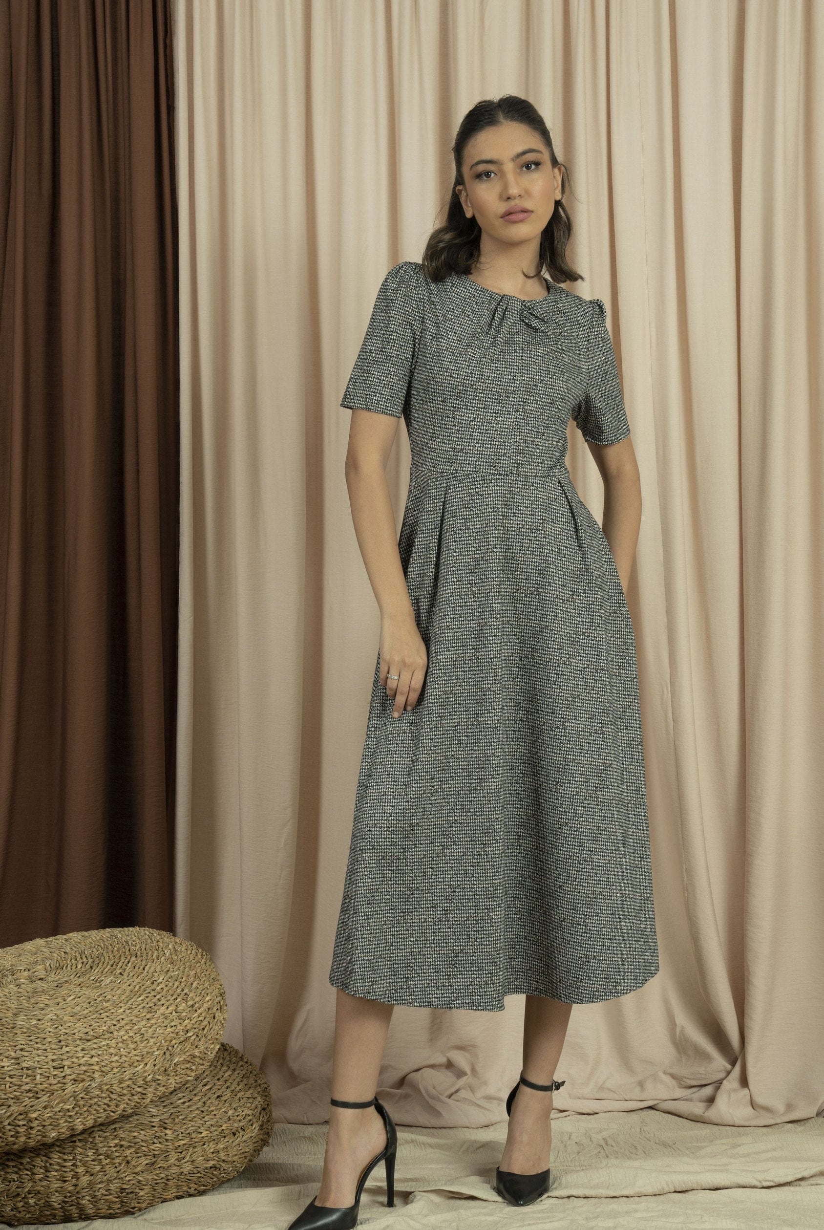 نتشي فستان شتوي ميدي نسائي عش نملي رمادي