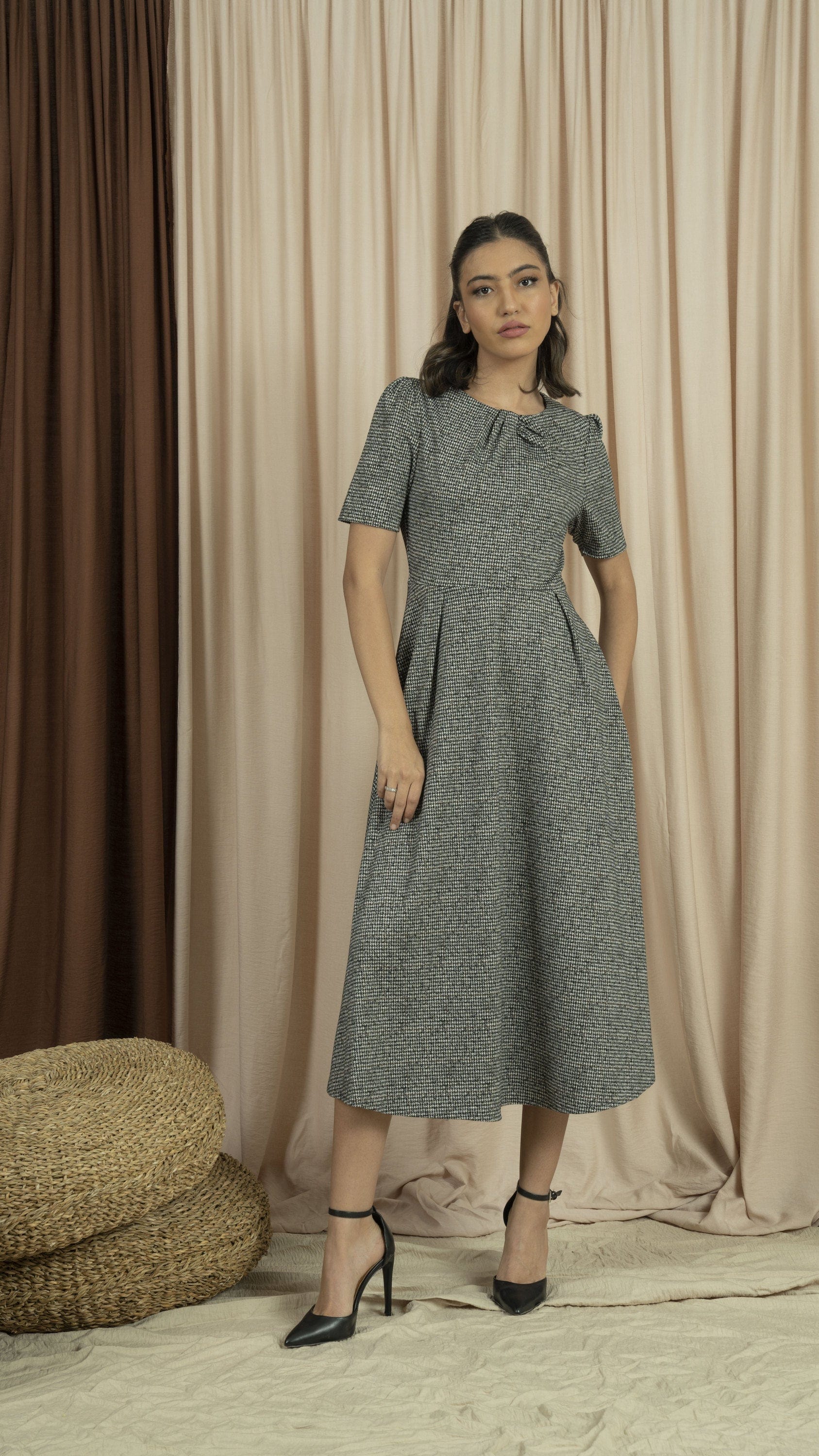 نتشي فستان شتوي ميدي نسائي عش نملي رمادي