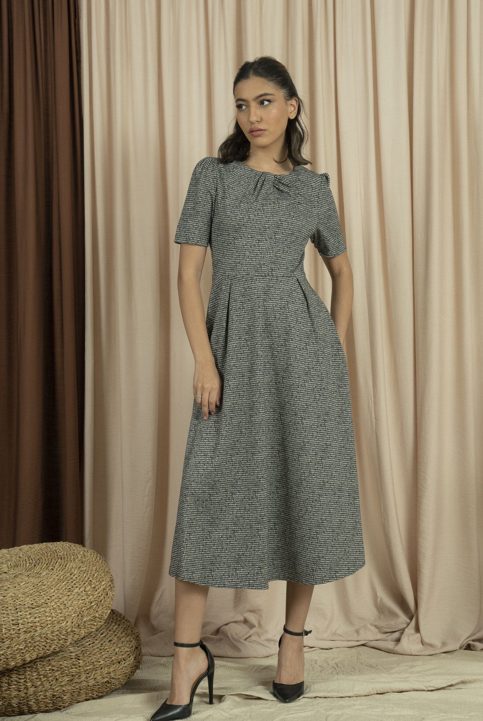 نتشي فستان شتوي ميدي نسائي عش نملي رمادي