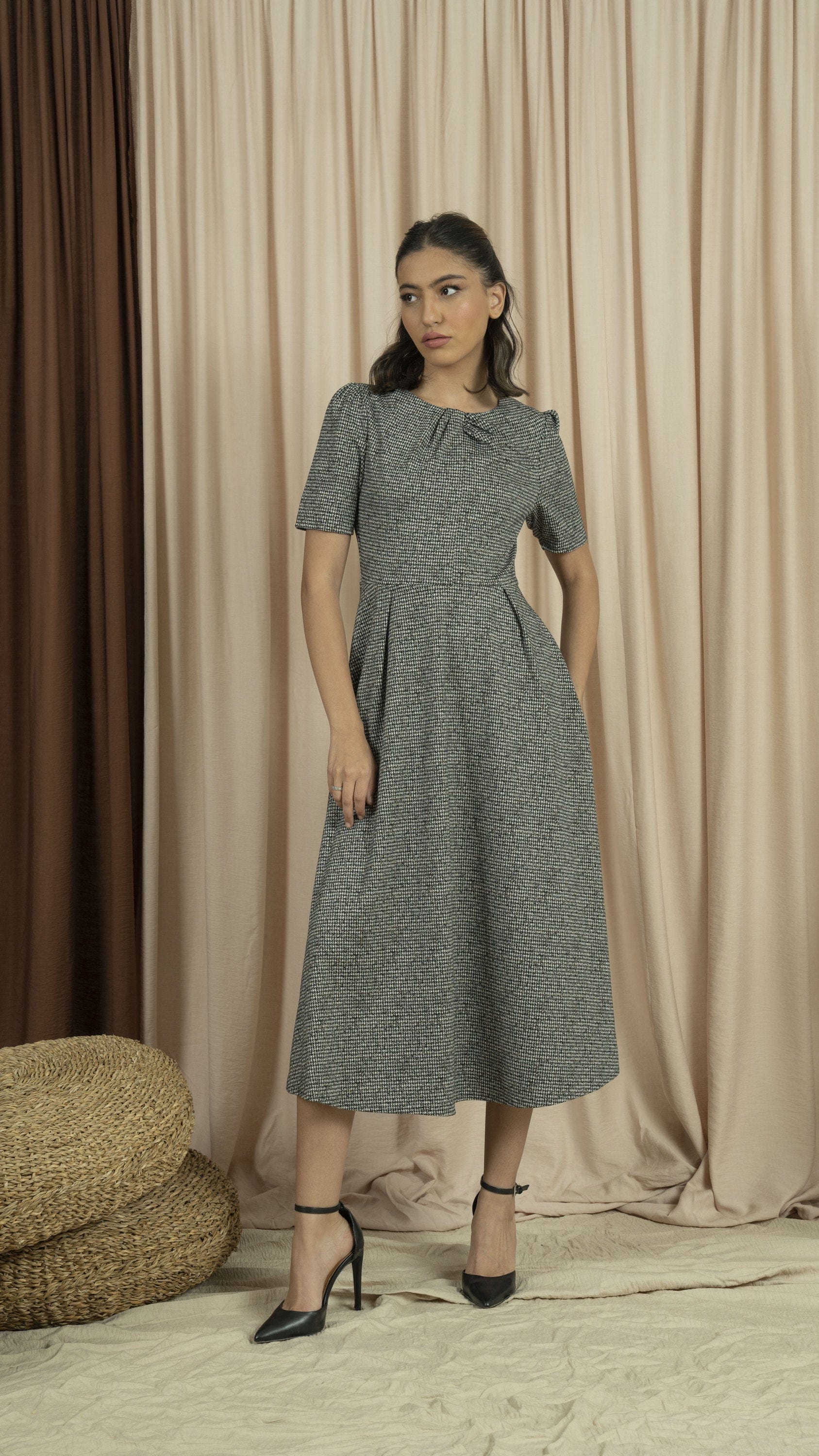 نتشي فستان شتوي ميدي نسائي عش نملي رمادي