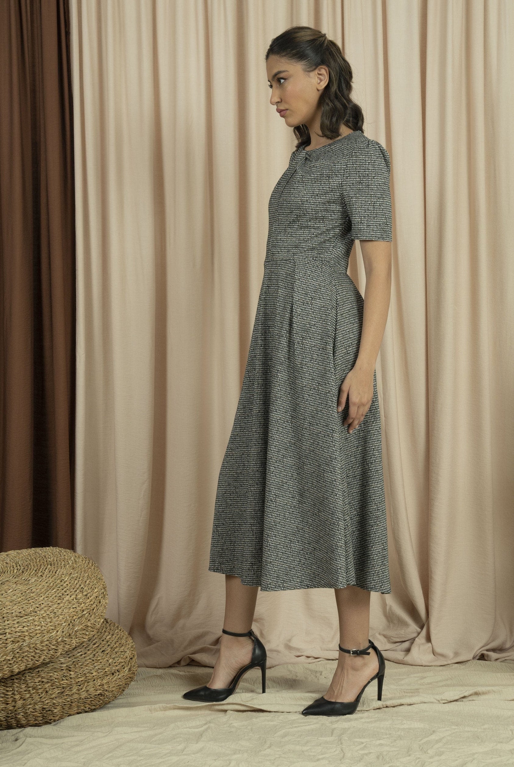 نتشي فستان شتوي ميدي نسائي عش نملي رمادي