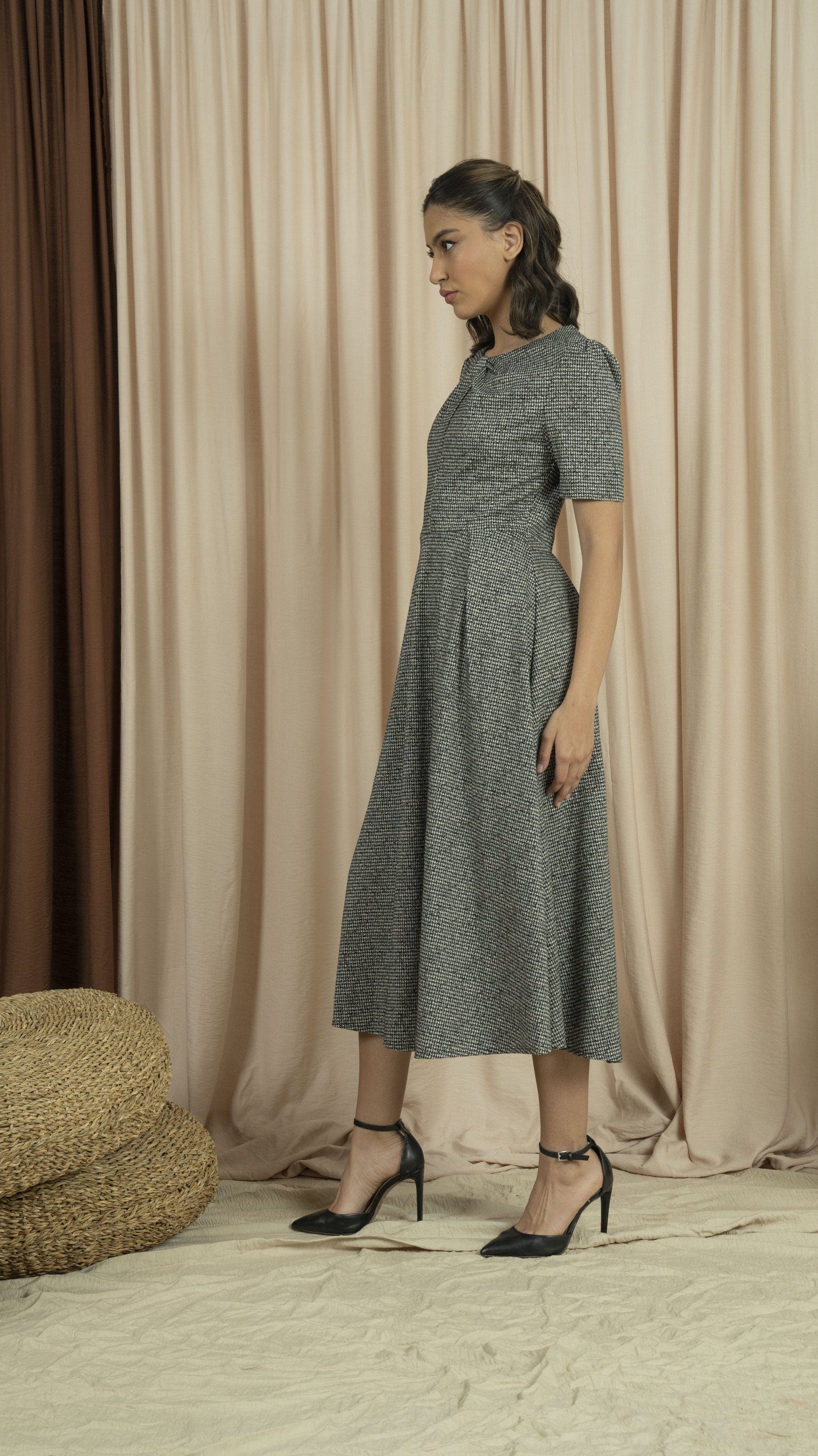 نتشي فستان شتوي ميدي نسائي عش نملي رمادي