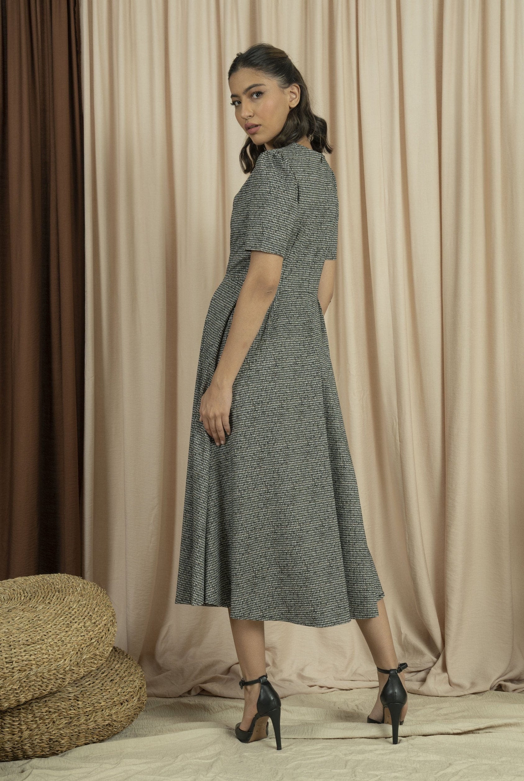 نتشي فستان شتوي ميدي نسائي عش نملي رمادي