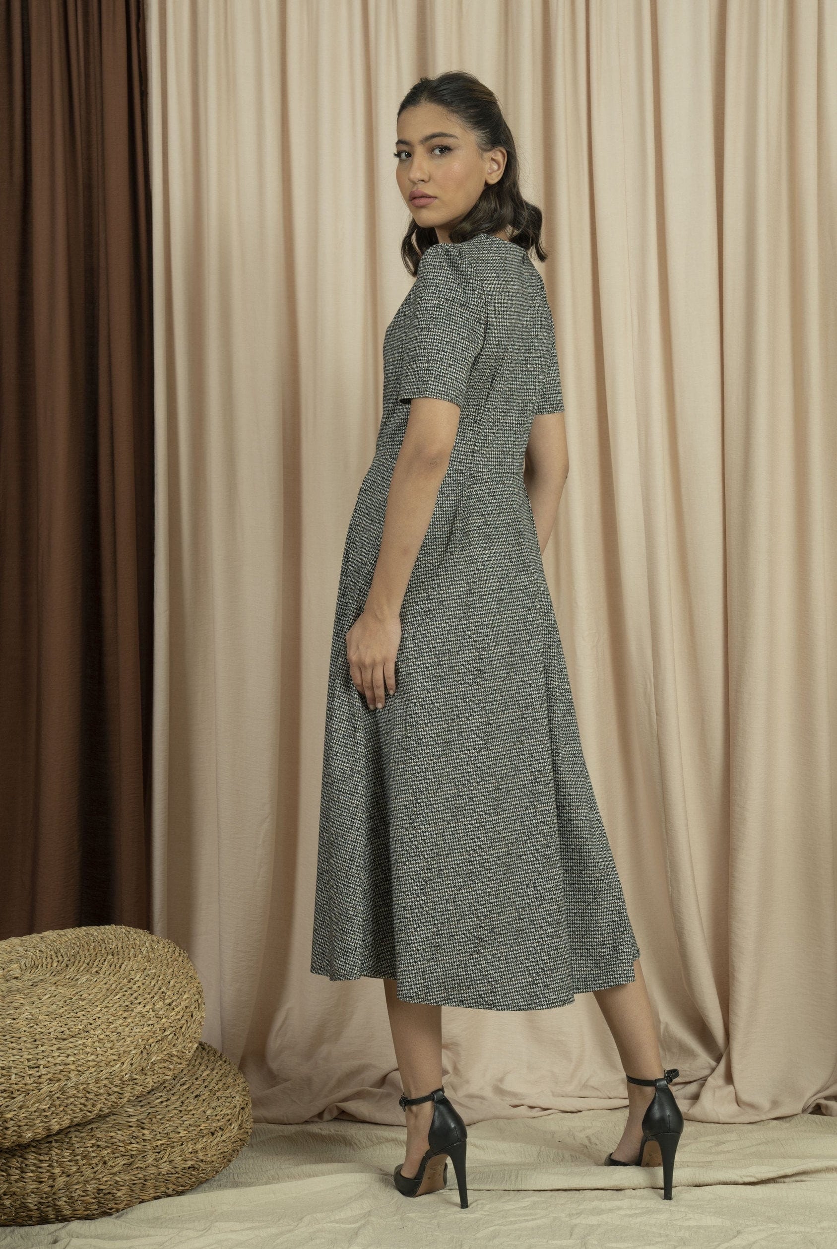 نتشي فستان شتوي ميدي نسائي عش نملي رمادي