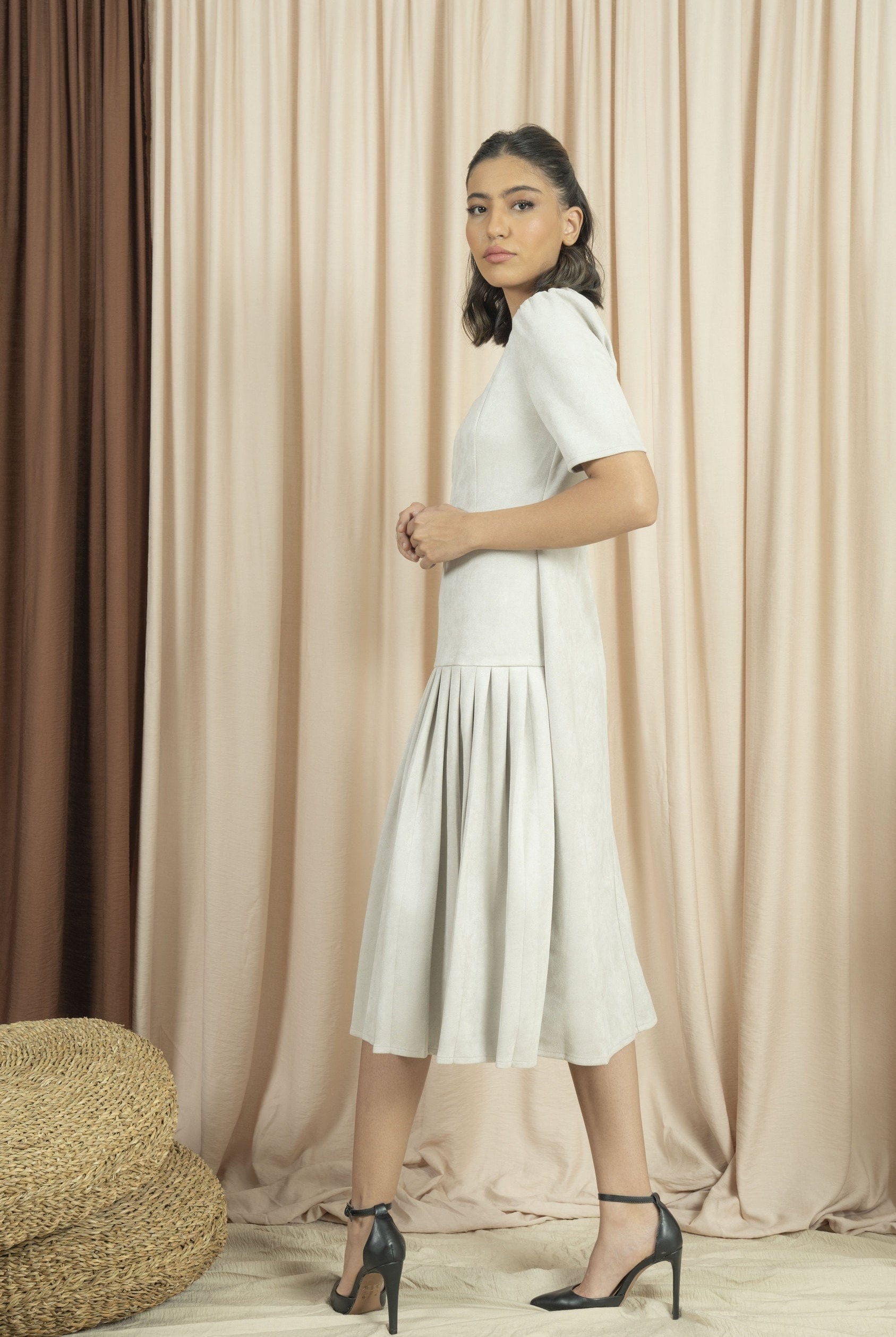 نتشي فستان ميدي بأكمام قصيرة شامواة بليسية مارون