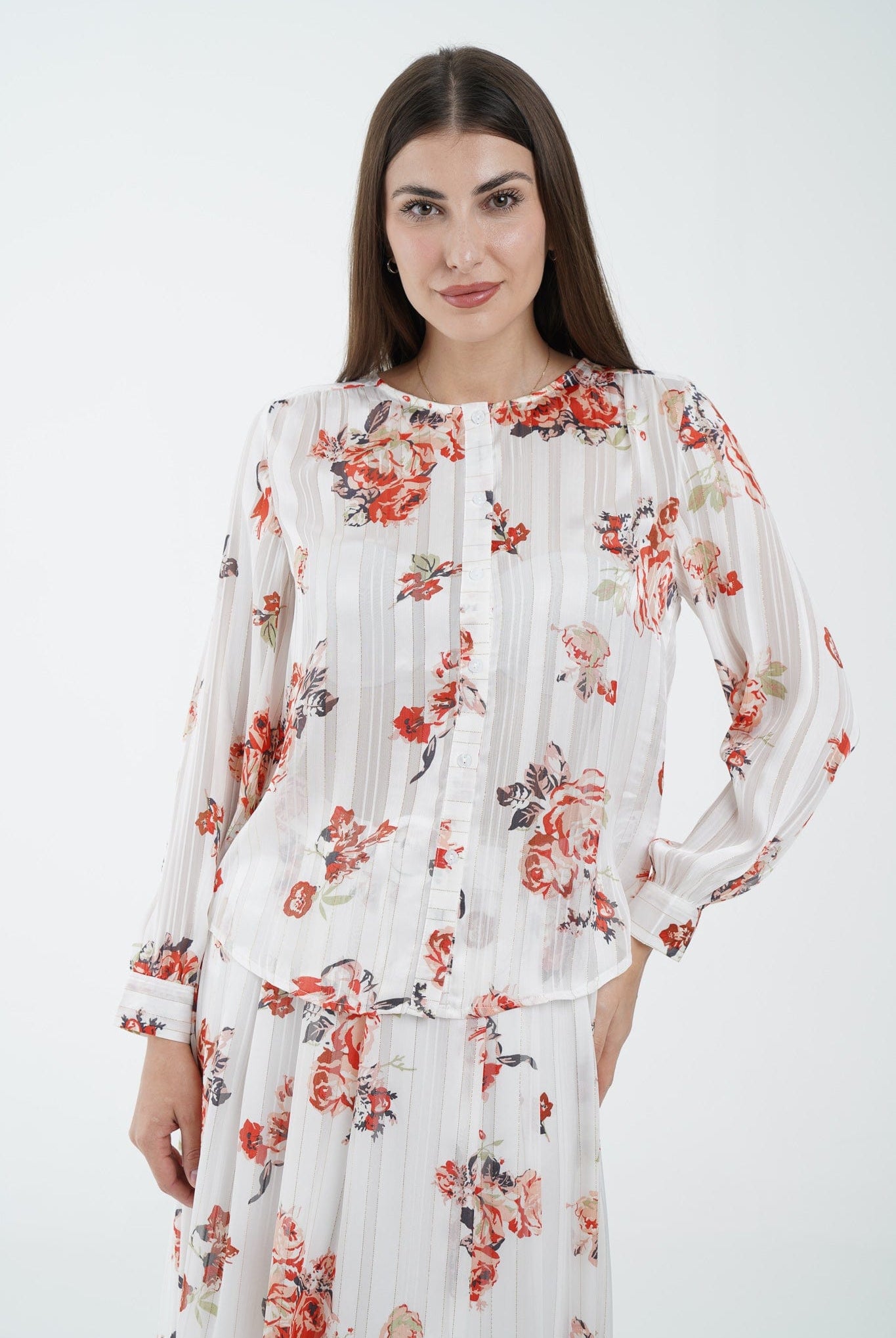 نتشي بلوزة كم طويل مشجرة بأزرار أمامية أوف وايت