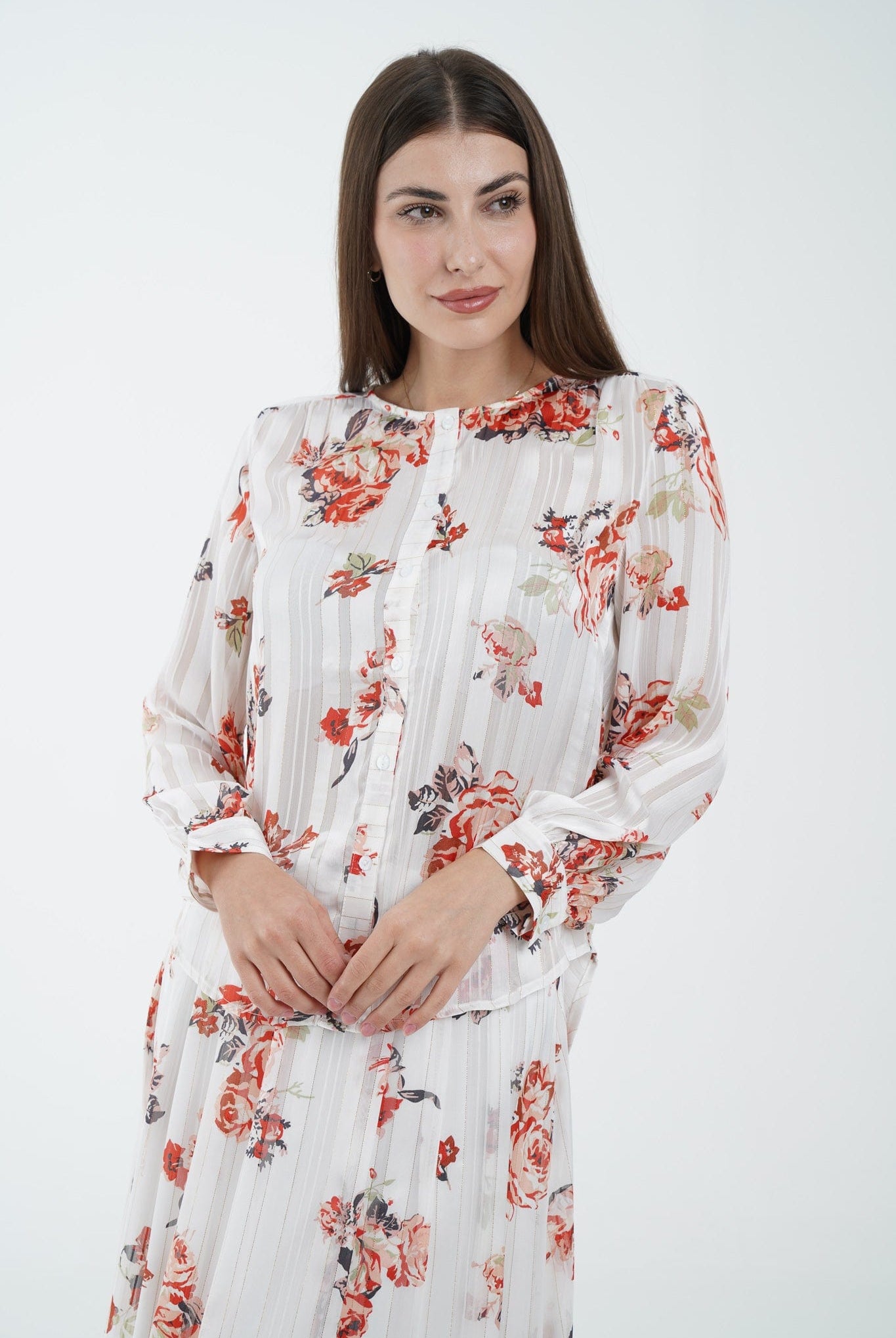 نتشي بلوزة كم طويل مشجرة بأزرار أمامية أوف وايت