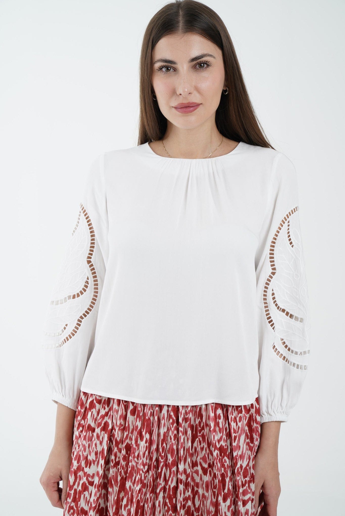 نتشي بلوزة كم طويل مخرم بياقة دائرية أوف وايت