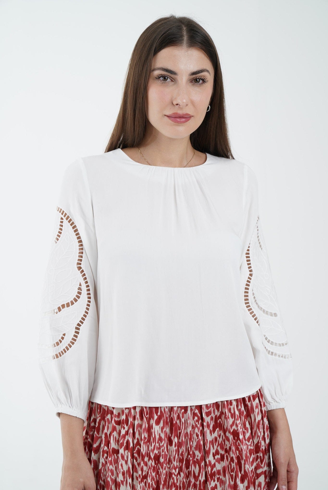 نتشي بلوزة كم طويل مخرم بياقة دائرية أوف وايت