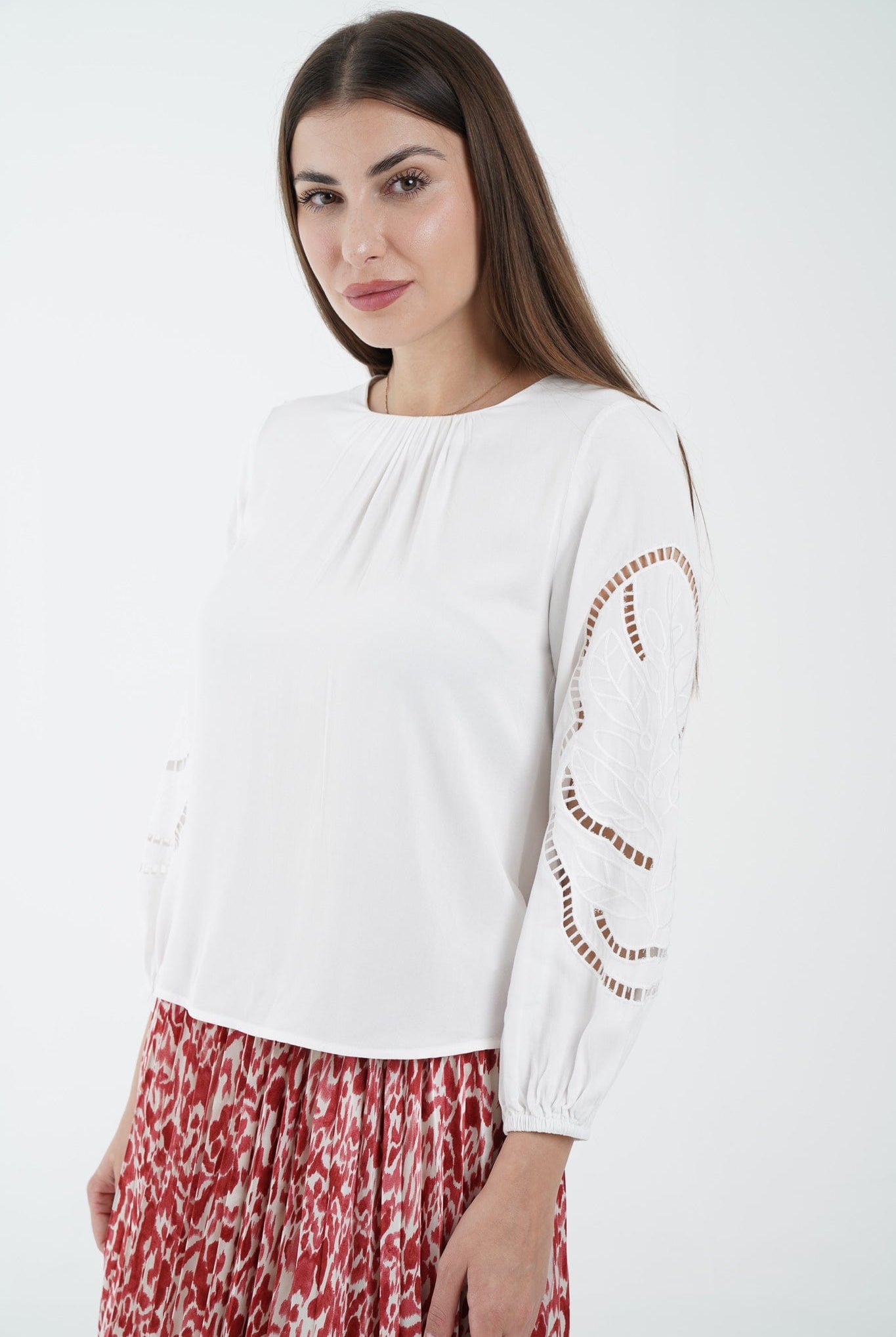 نتشي بلوزة كم طويل مخرم بياقة دائرية أوف وايت