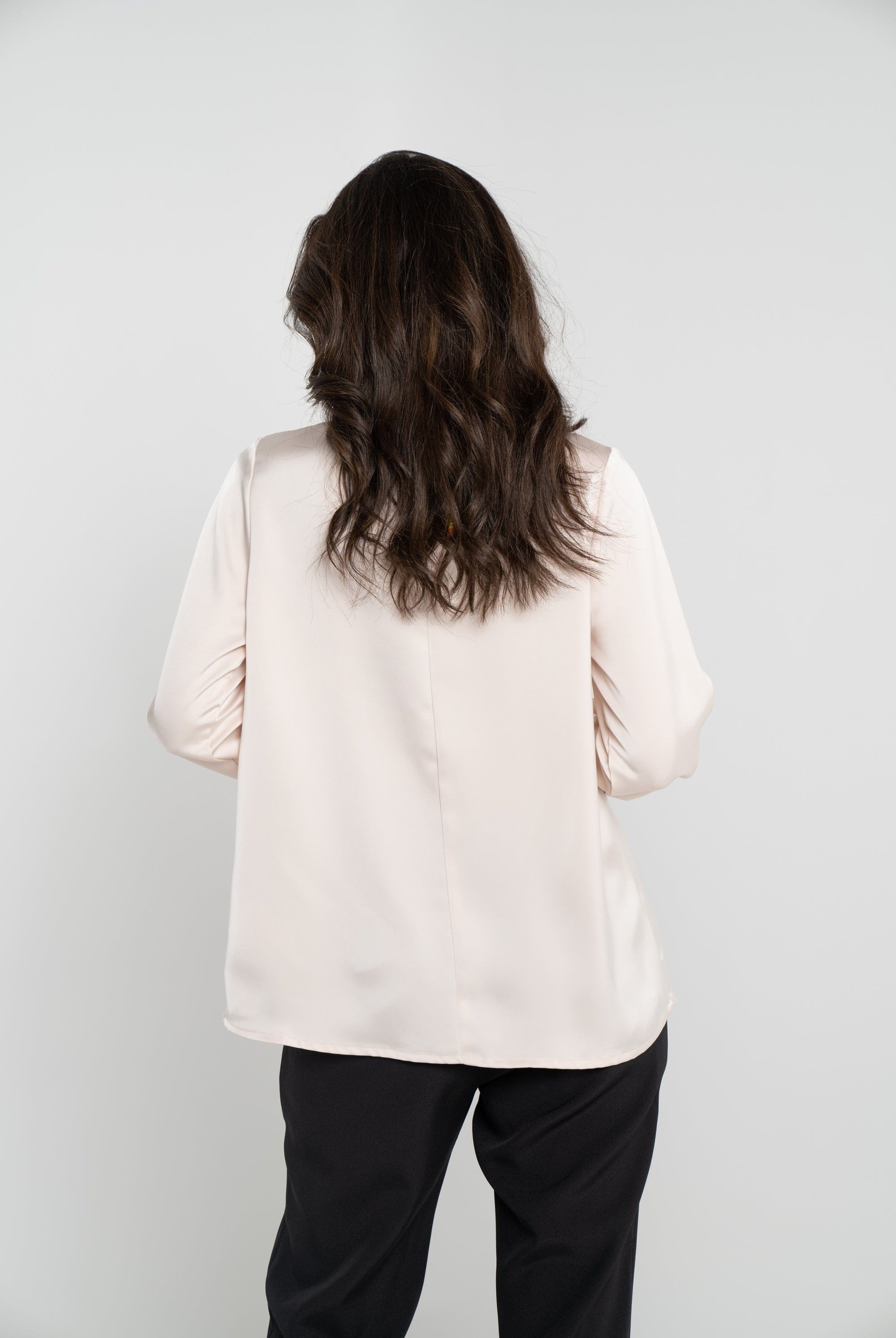 نتشي بلوزة سادة كلاسيك كم طويل بف نسائي