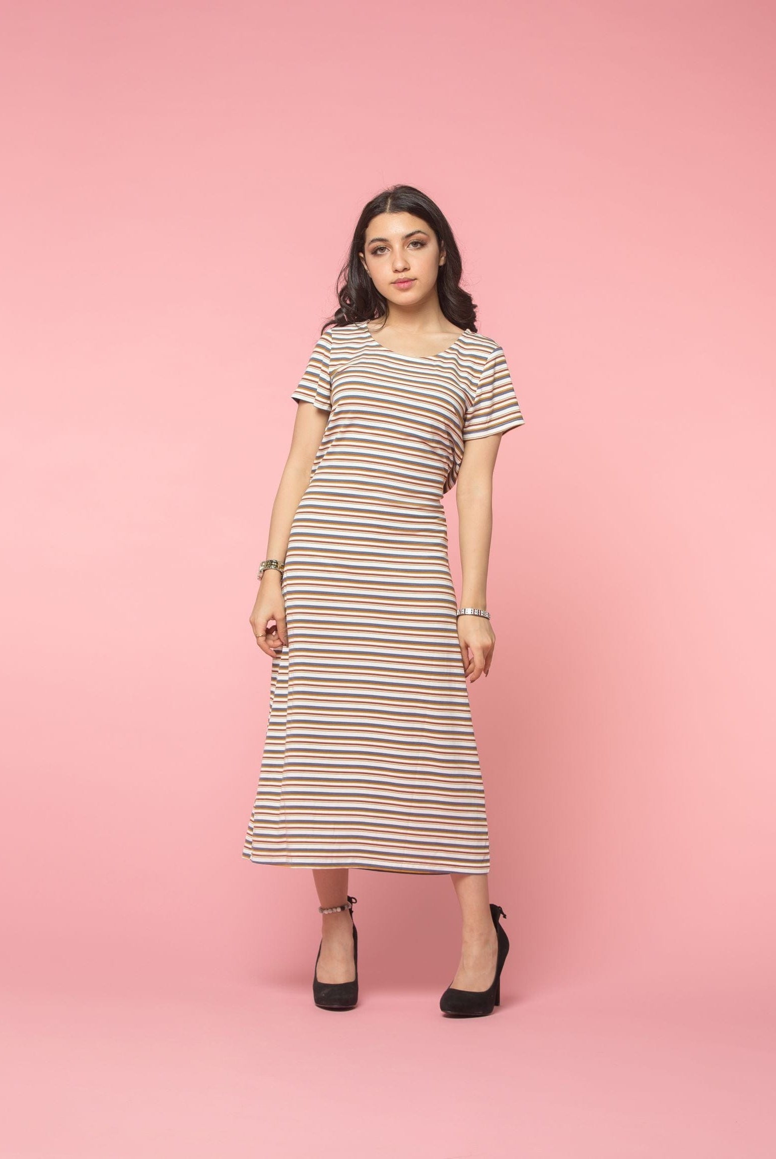 نتشي فستان ميدي مخطط بالعرض بأكمام قصيرة