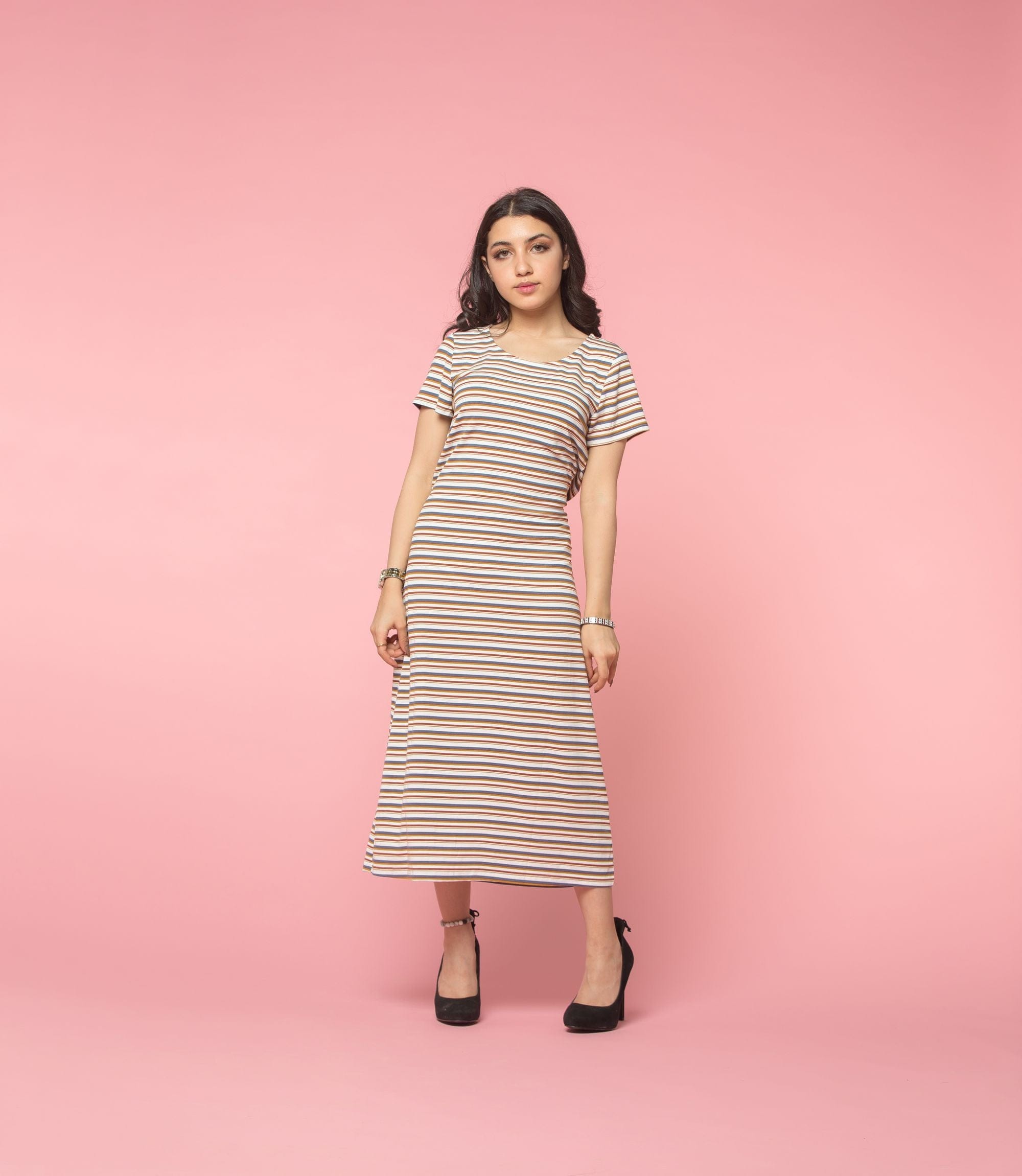 نتشي فستان ميدي مخطط بالعرض بأكمام قصيرة