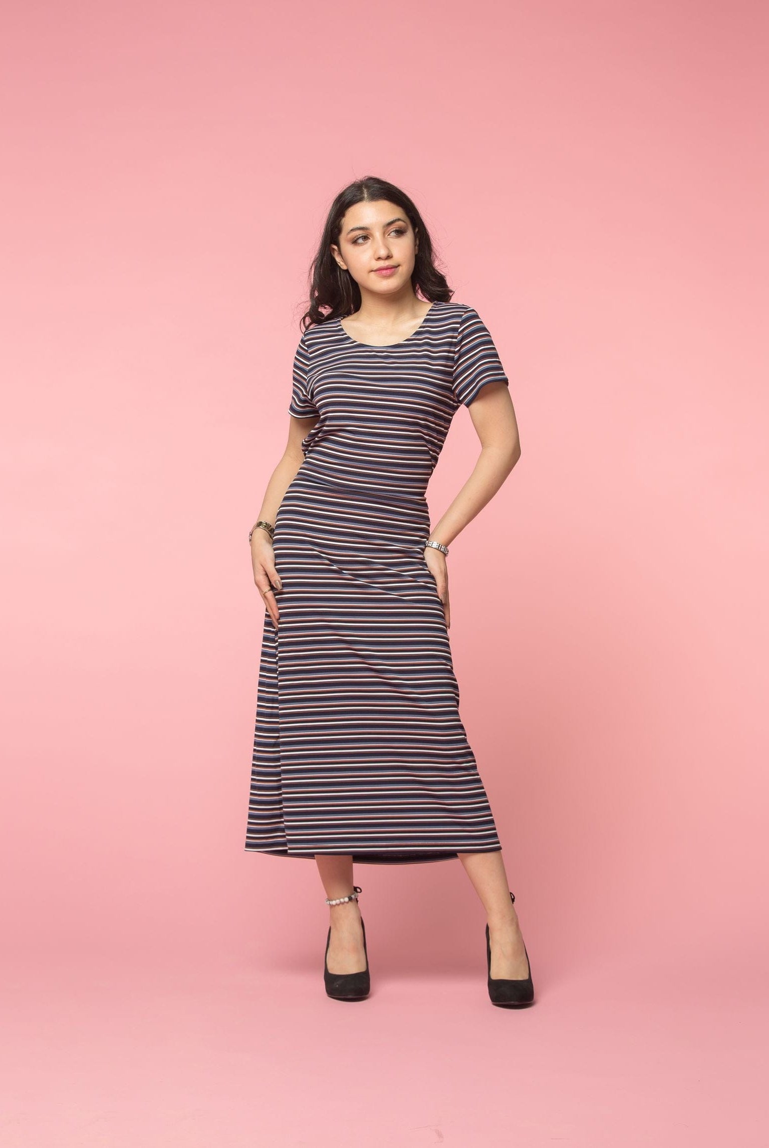 نتشي فستان ميدي مخطط بالعرض بأكمام قصيرة