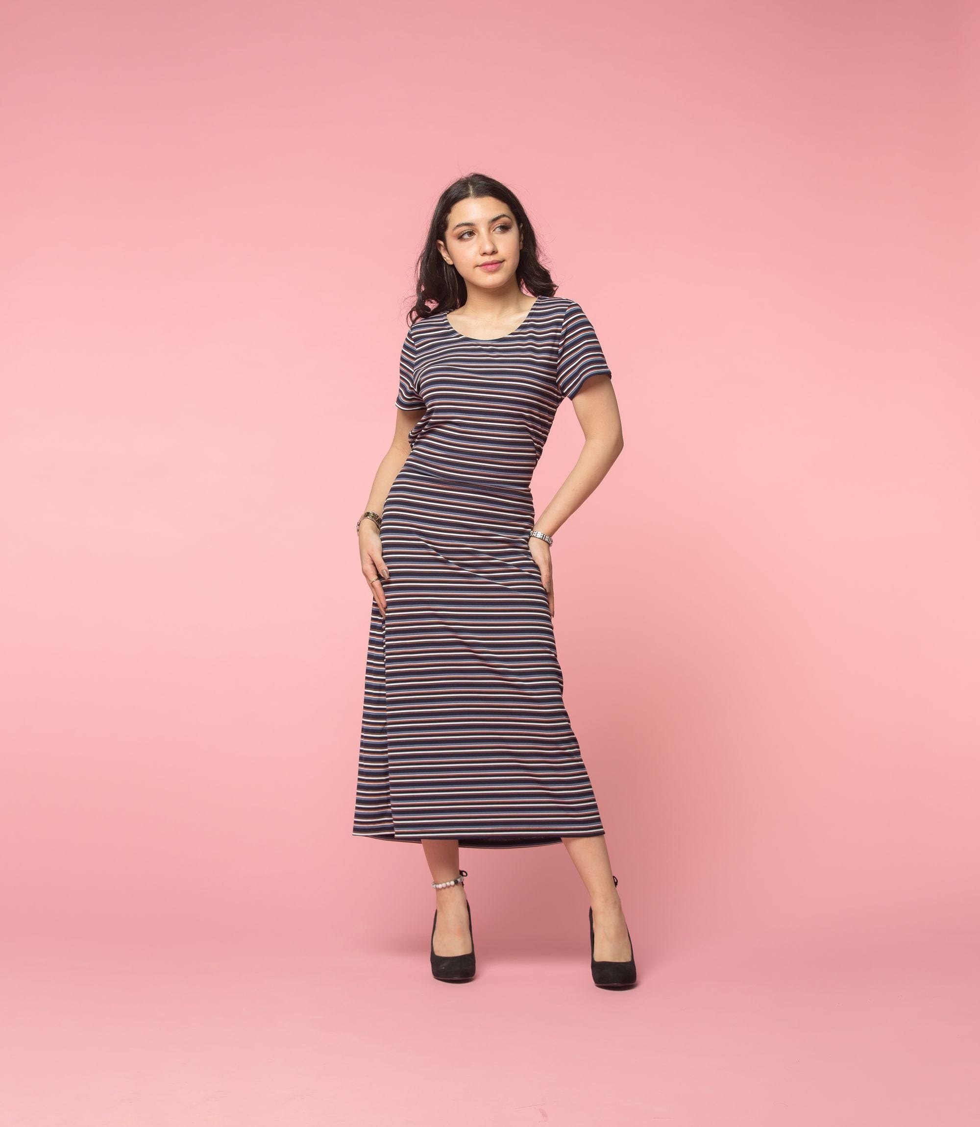 نتشي فستان ميدي مخطط بالعرض بأكمام قصيرة