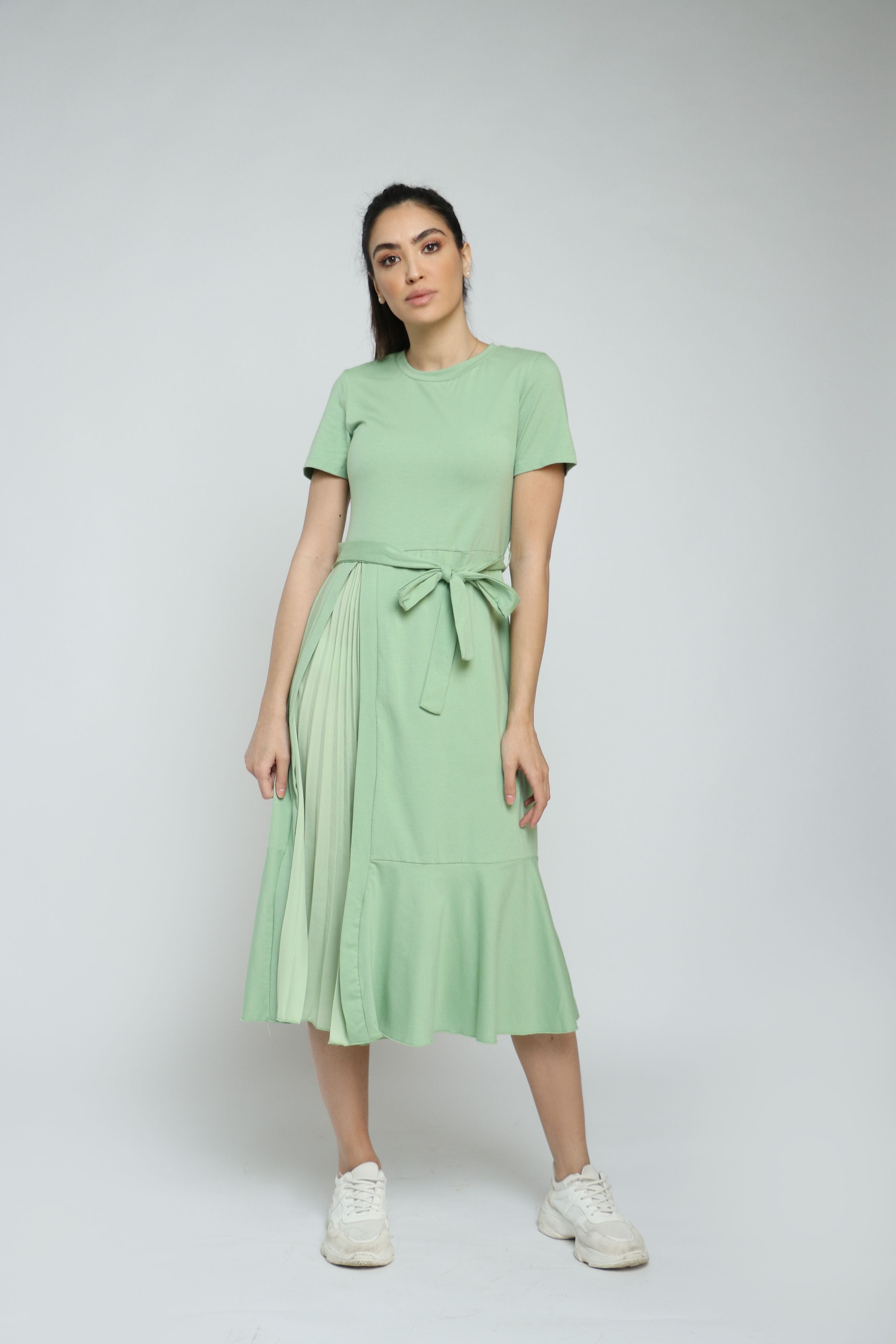 نتشي فستان سادة ميدي بأكمام قصيرة بكسرات جانبية برباط على الخصر