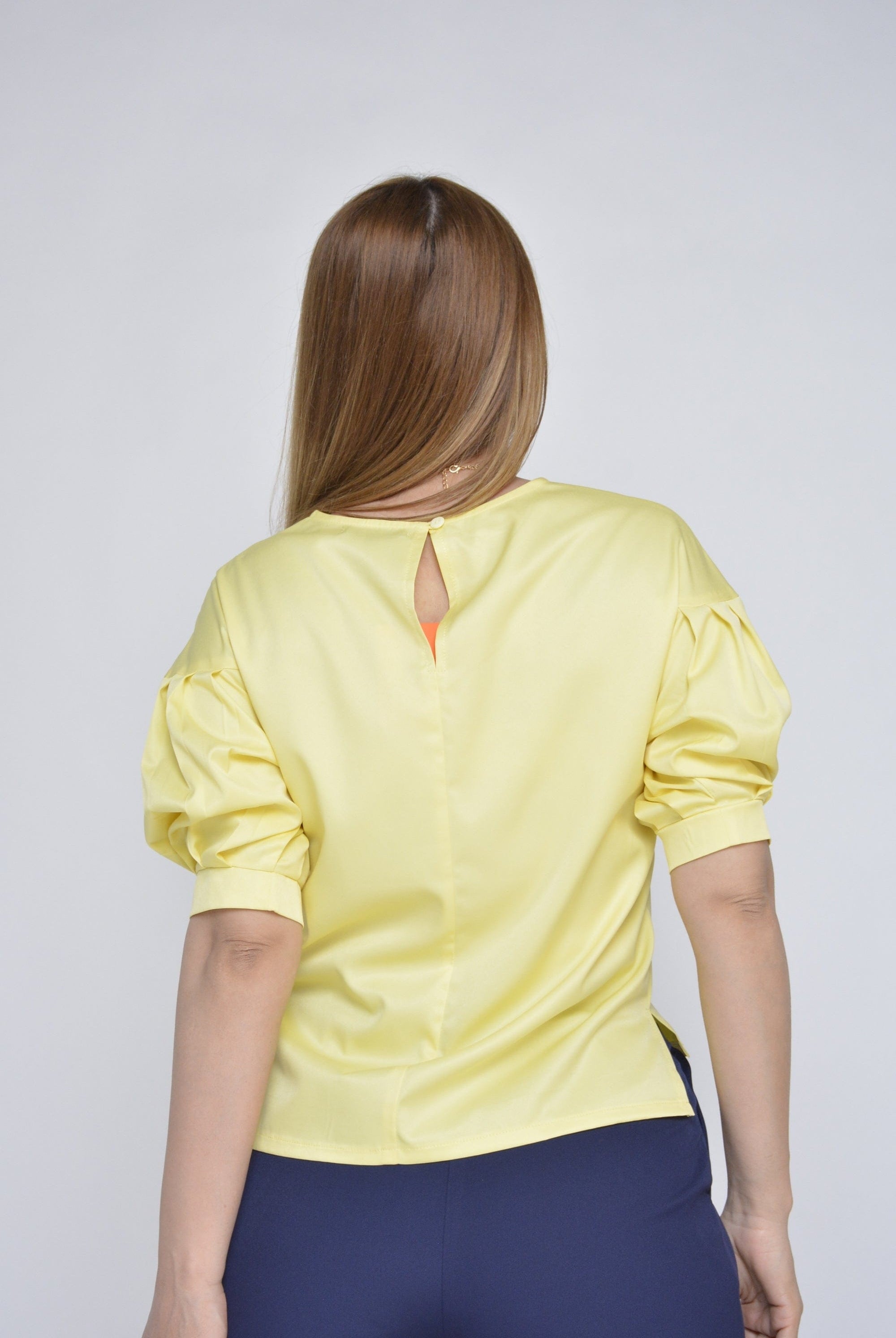 نتشي بلوزة سادة كلاسيك مفتوحة الظهر نص كم بف نسائي