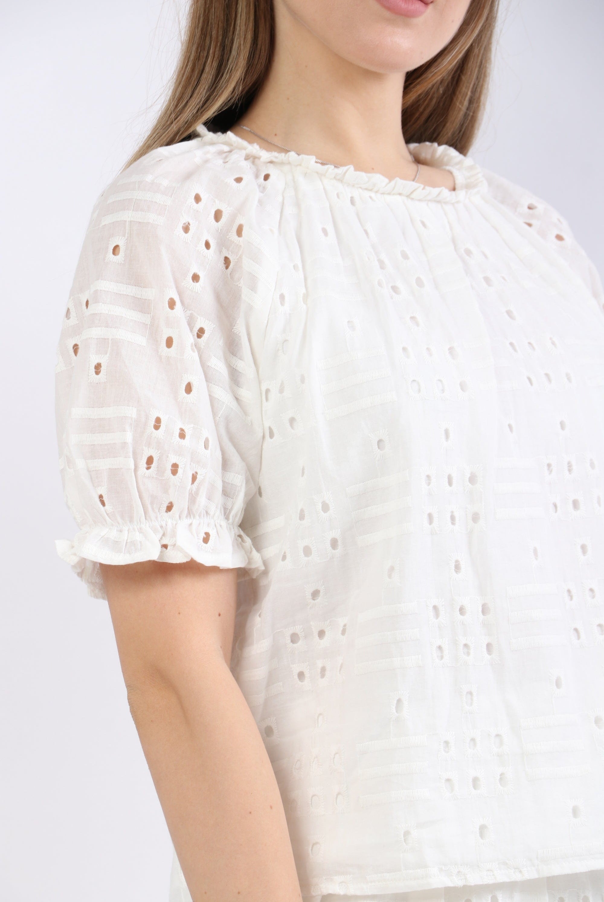 نتشي بلوزة دانتيل مبطن نص كم منفوخ نسائي