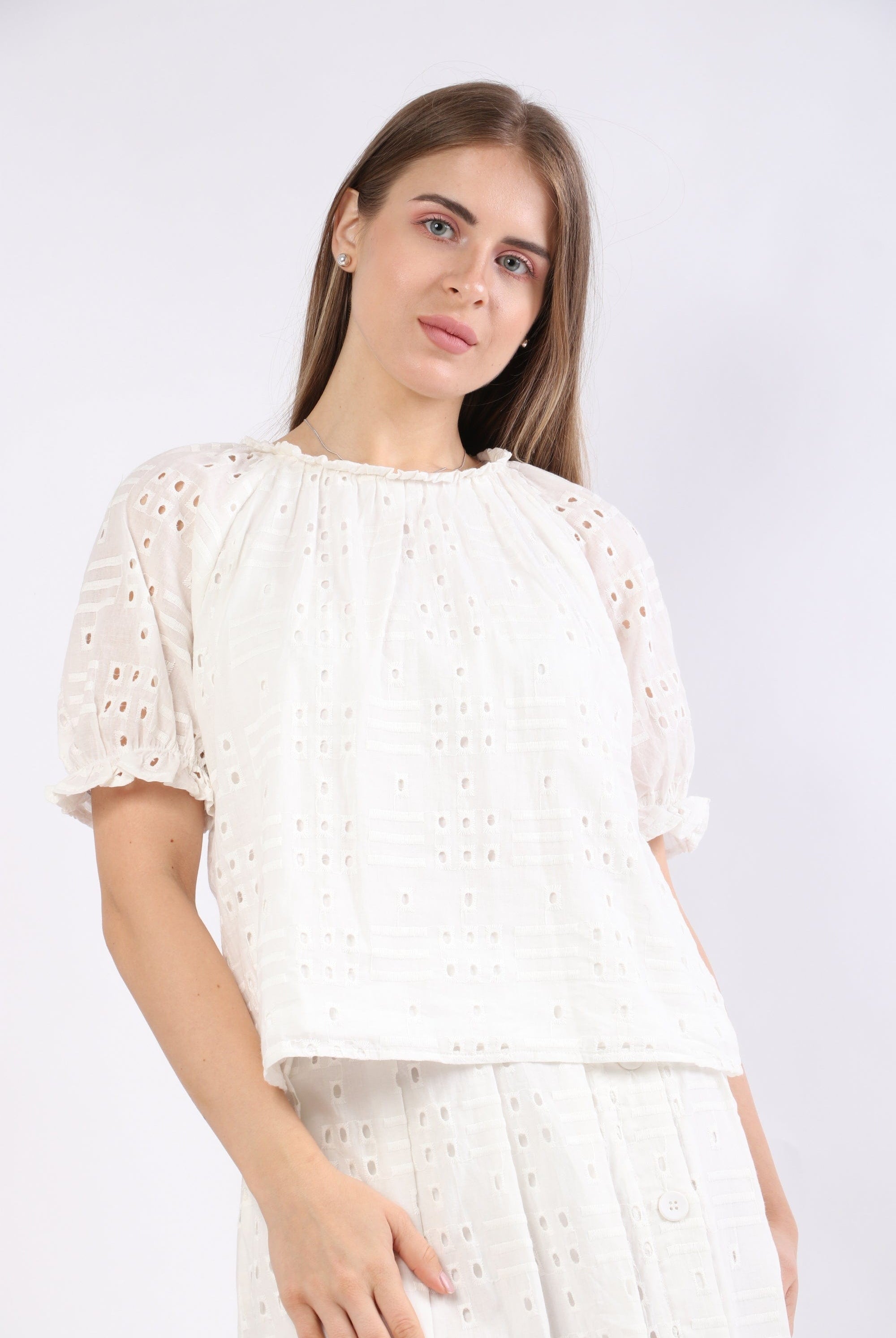 نتشي بلوزة دانتيل مبطن نص كم منفوخ نسائي