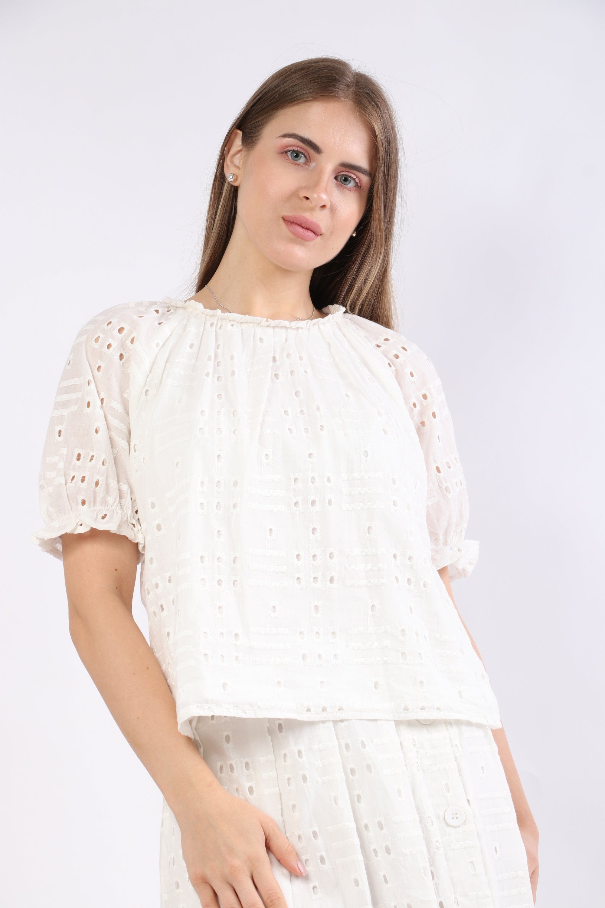 نتشي بلوزة دانتيل مبطن نص كم منفوخ نسائي