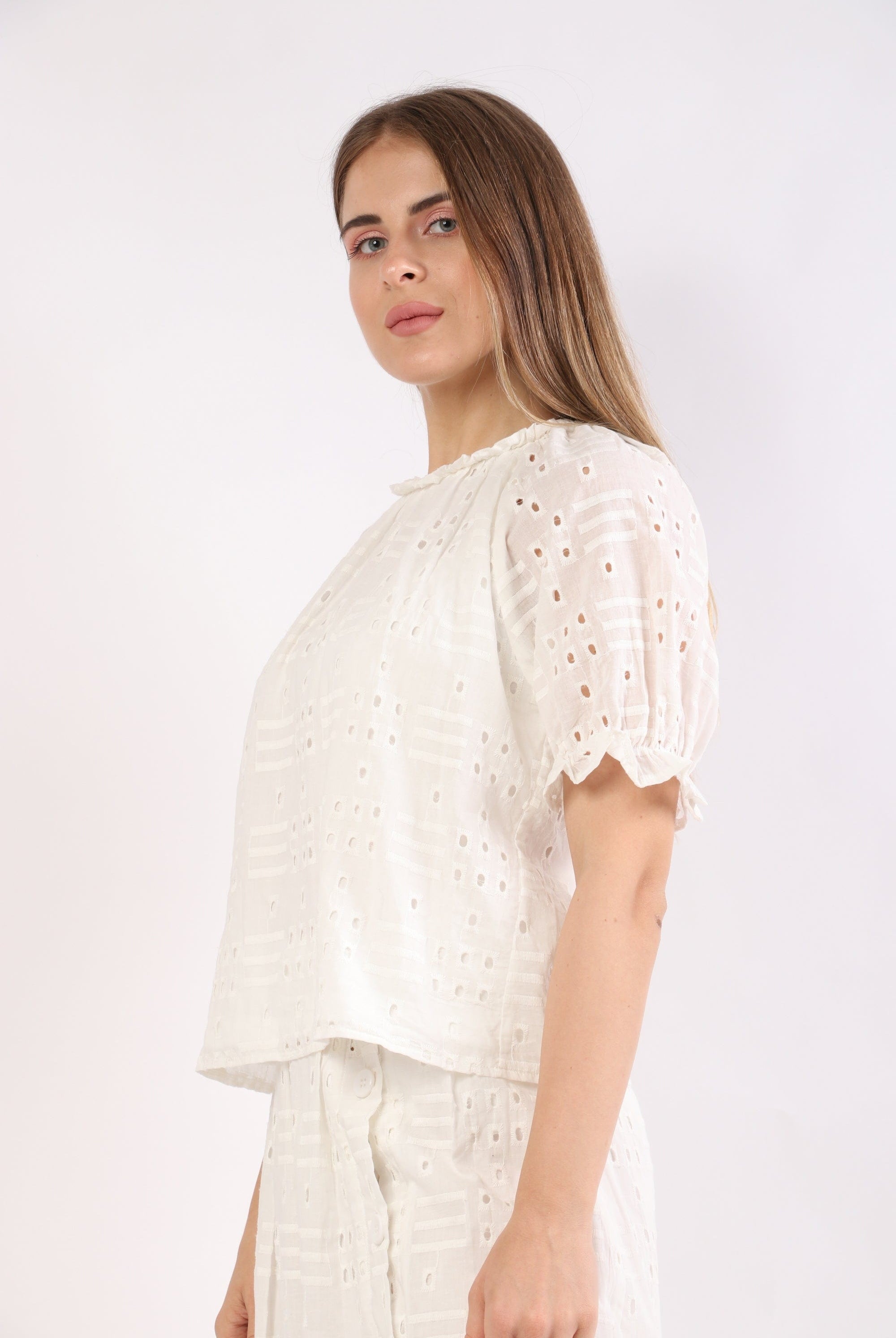 نتشي بلوزة دانتيل مبطن نص كم منفوخ نسائي