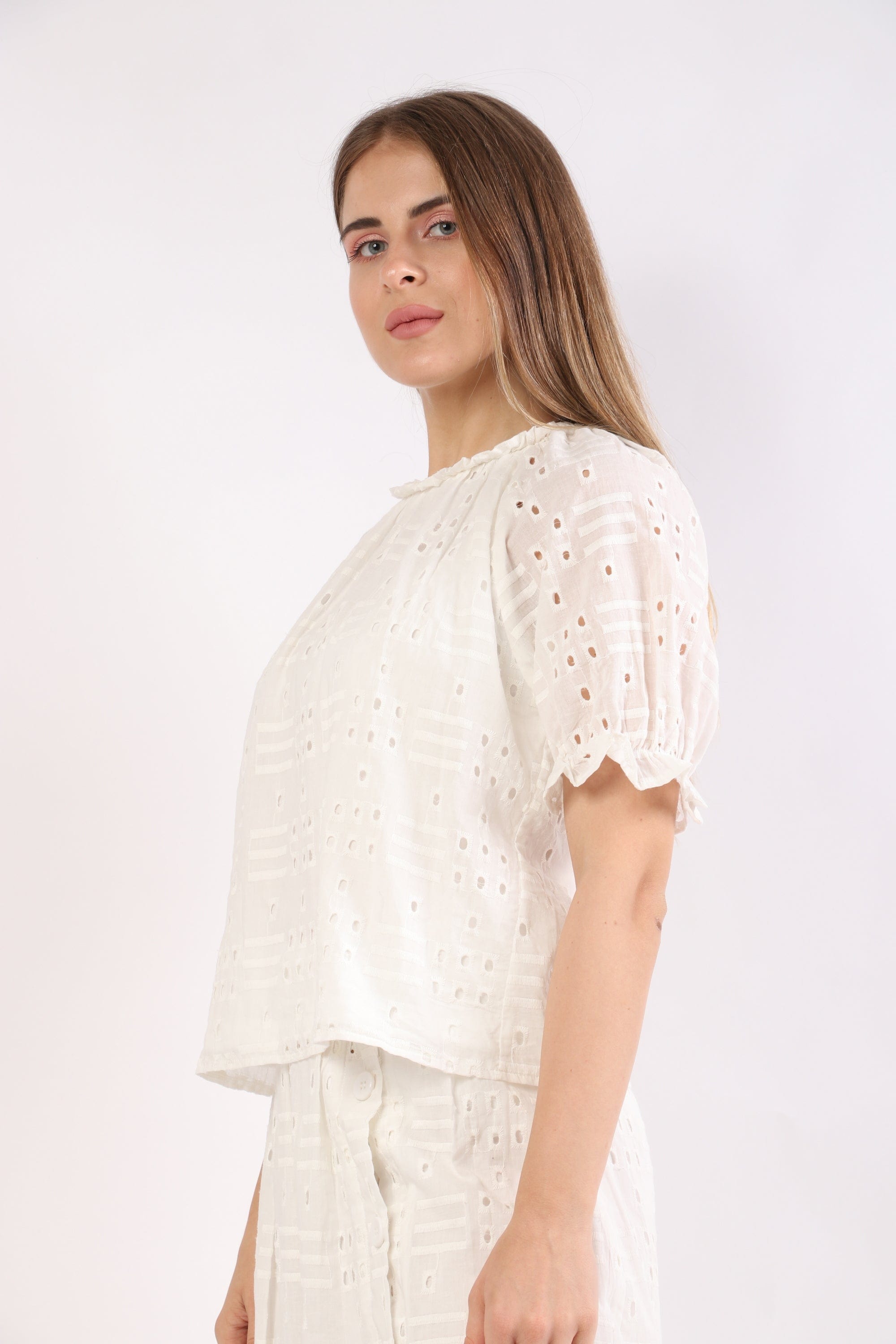 نتشي بلوزة دانتيل مبطن نص كم منفوخ نسائي