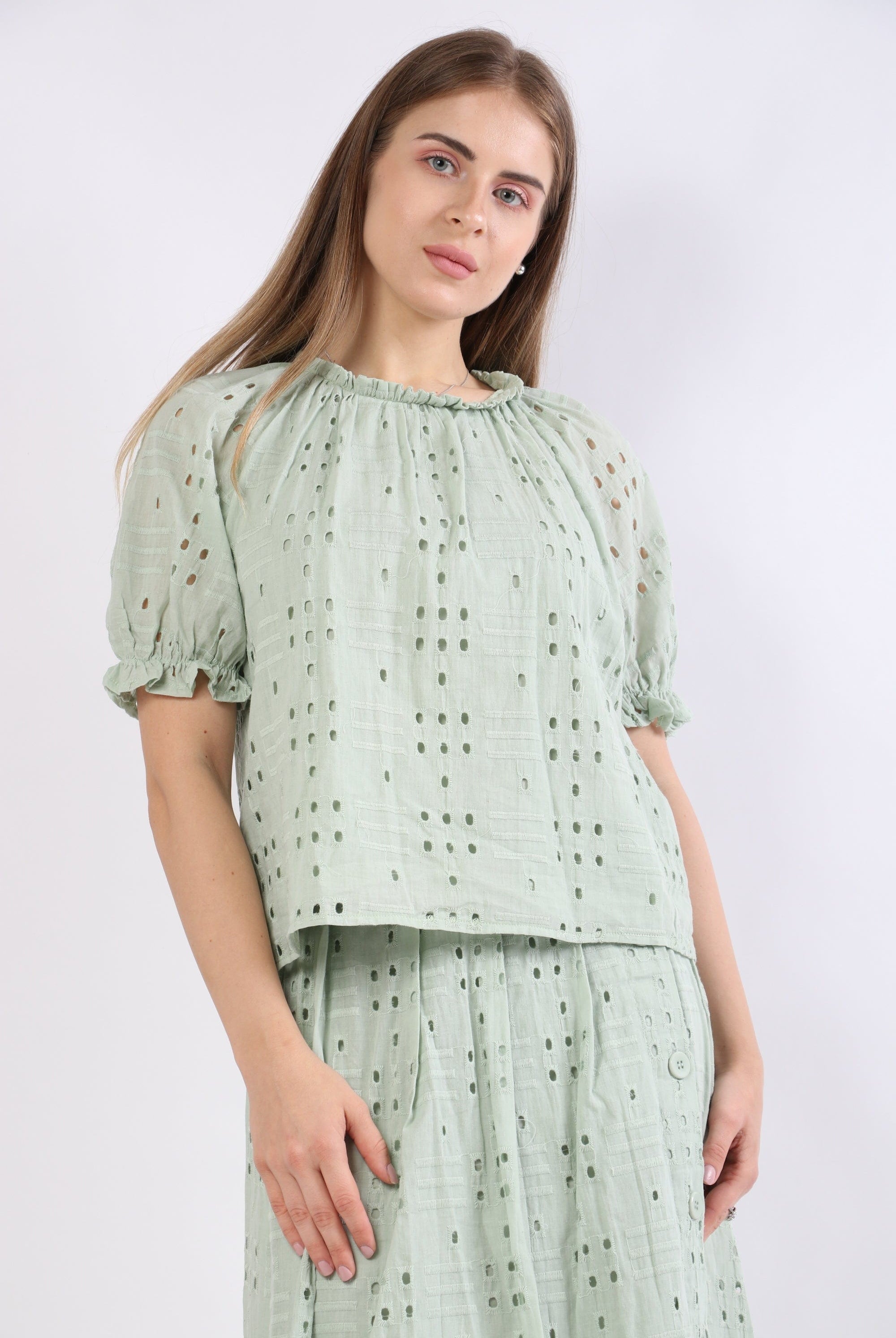 نتشي بلوزة دانتيل مبطن نص كم منفوخ نسائي