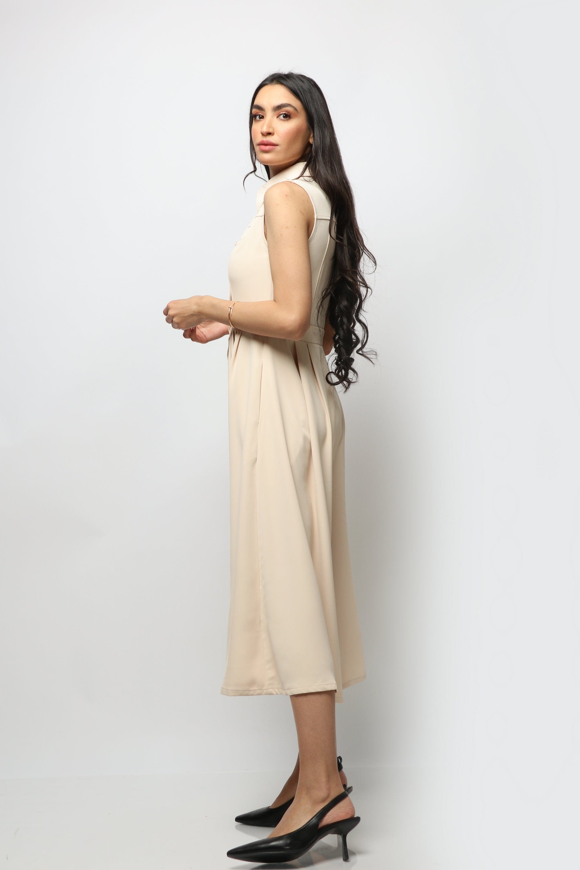 نتشي فستان ميدي بدون أكمام سادة بأزرار أمامية