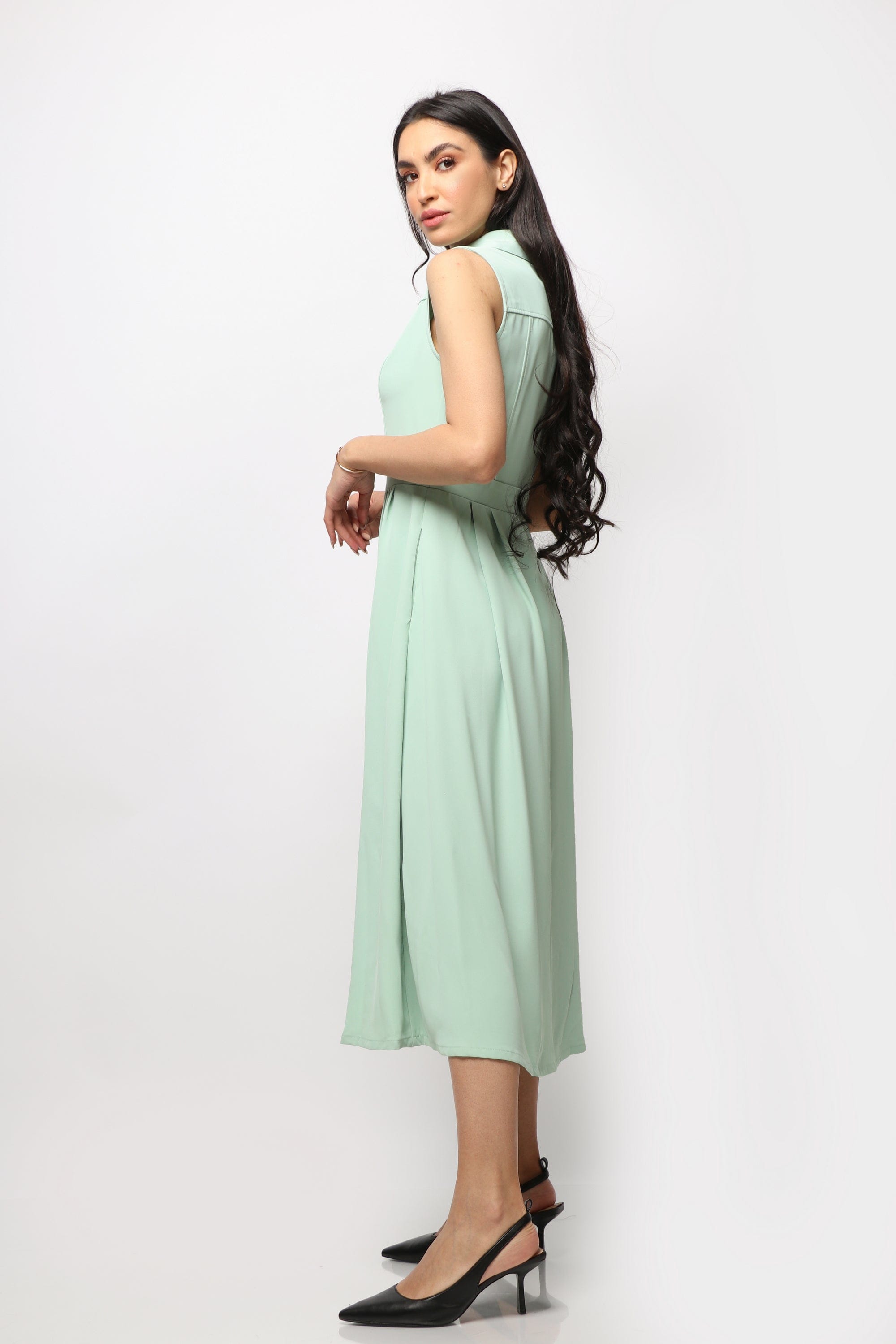 نتشي فستان ميدي بدون أكمام سادة بأزرار أمامية