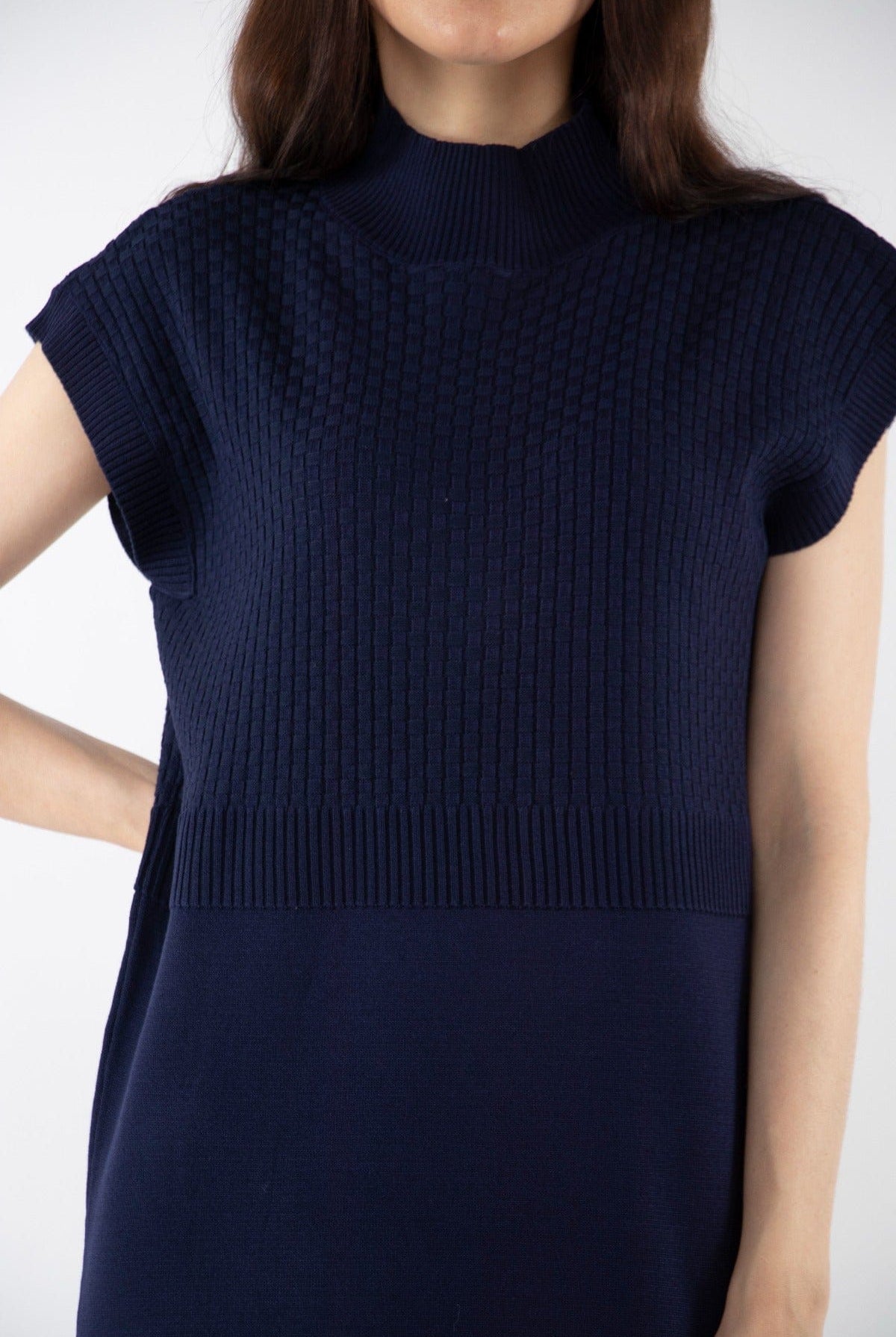 نتشي فستان سادة مضفر من أعلى ميدي بأكمام قصيرة