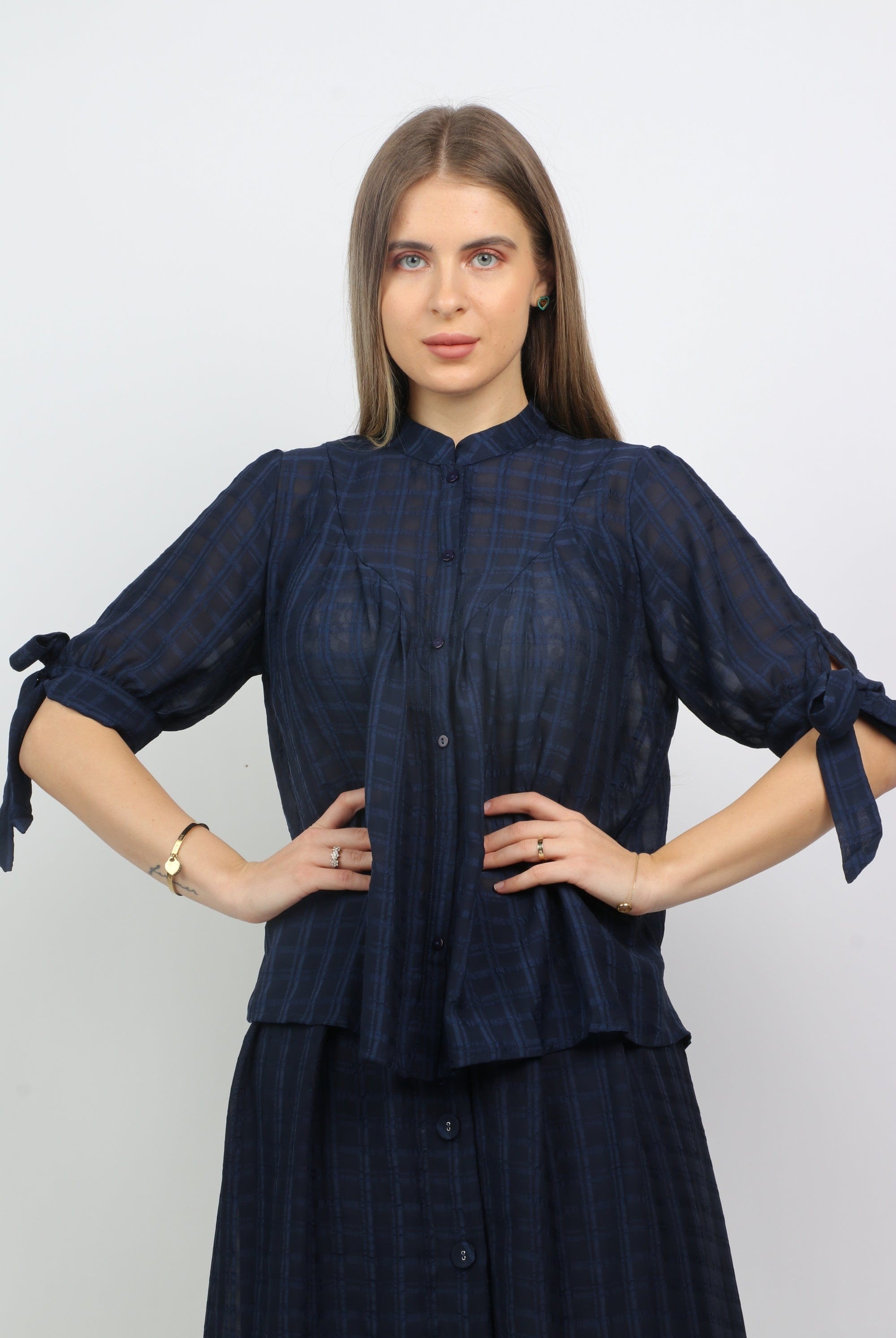 نتشي بلوزة شيفون بأزرار أمامية نص كم مفتوح برباط