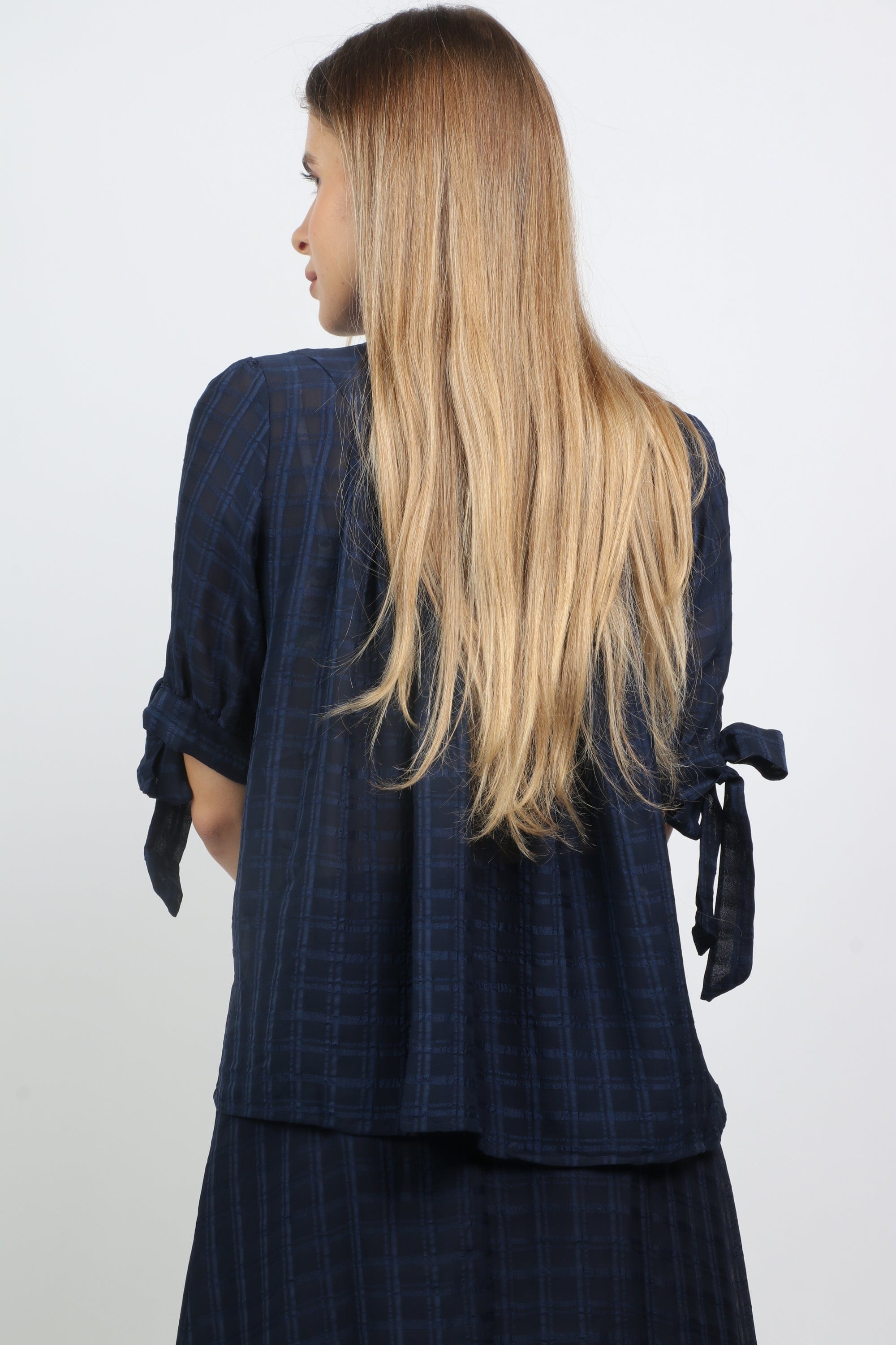 نتشي بلوزة شيفون بأزرار أمامية نص كم مفتوح برباط