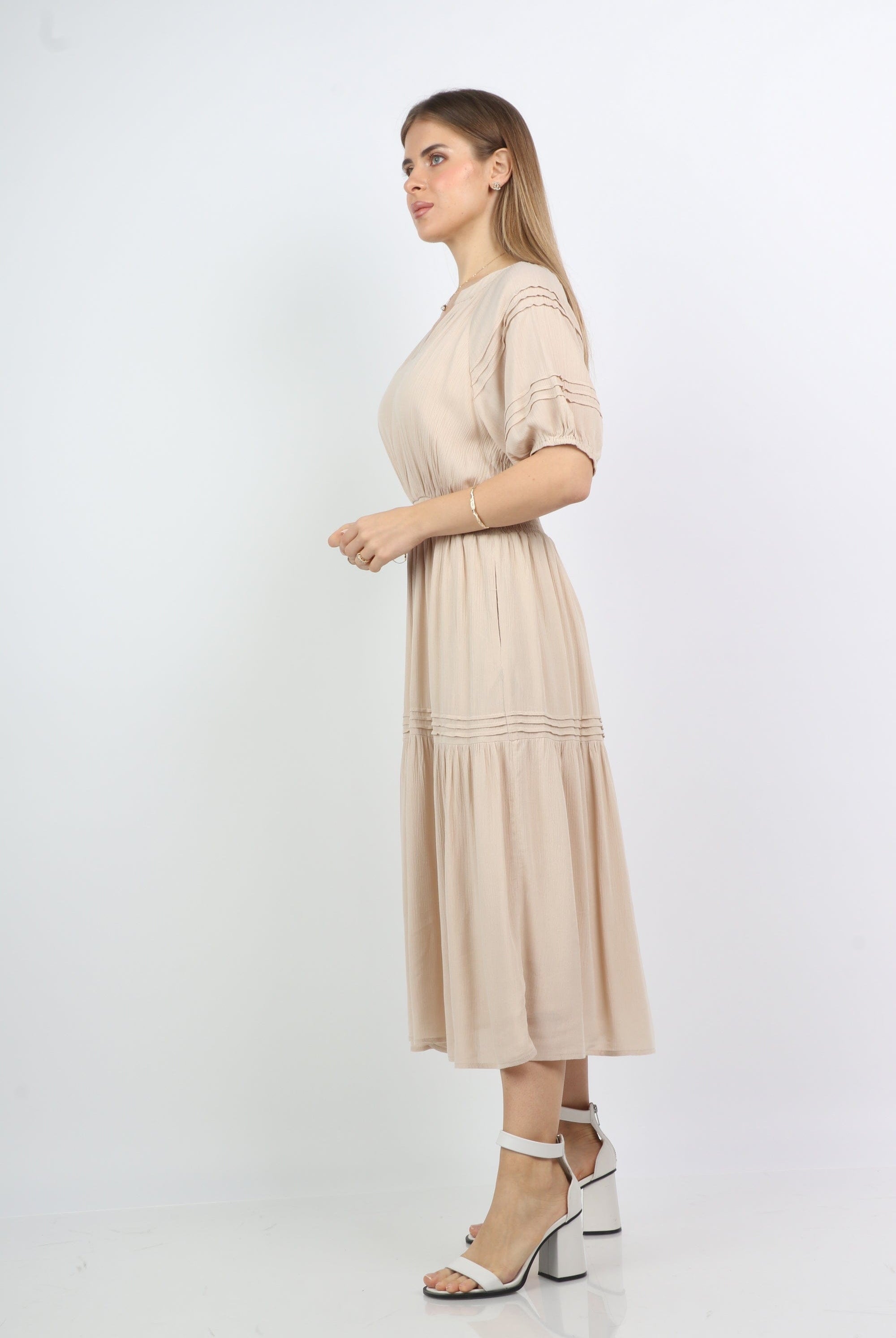 نتشي فستان ميدي خصر بكم قصير