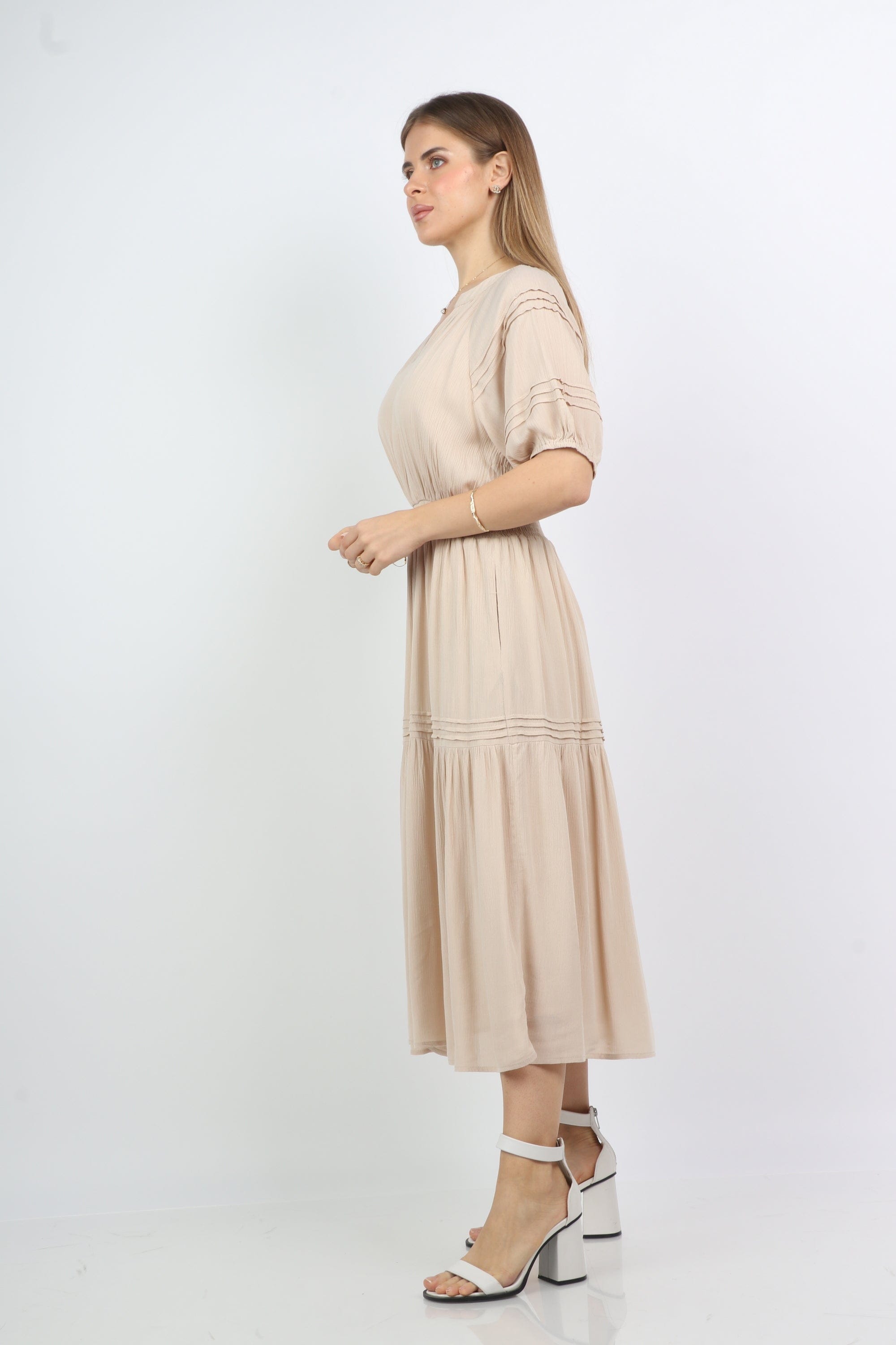 نتشي فستان ميدي خصر بكم قصير