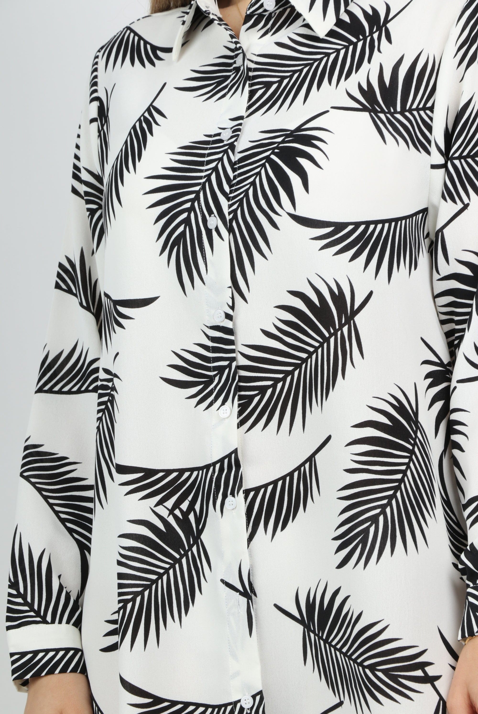 نتشي فستان قصير مشجر بأكمام طويلة