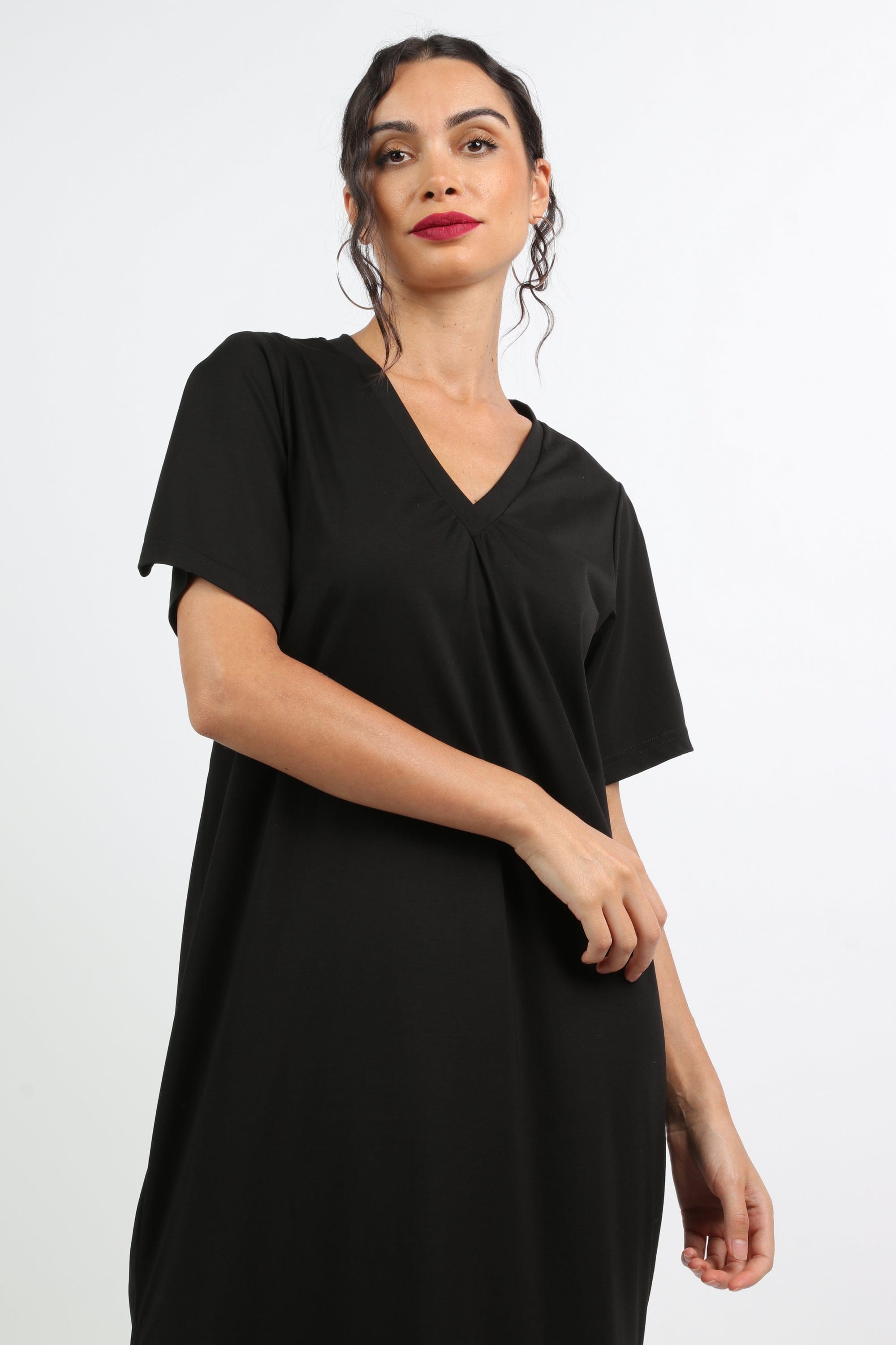 نتشي فستان ميدي سادة بفتحة من جانبين ياقة شكل V بكم قصير