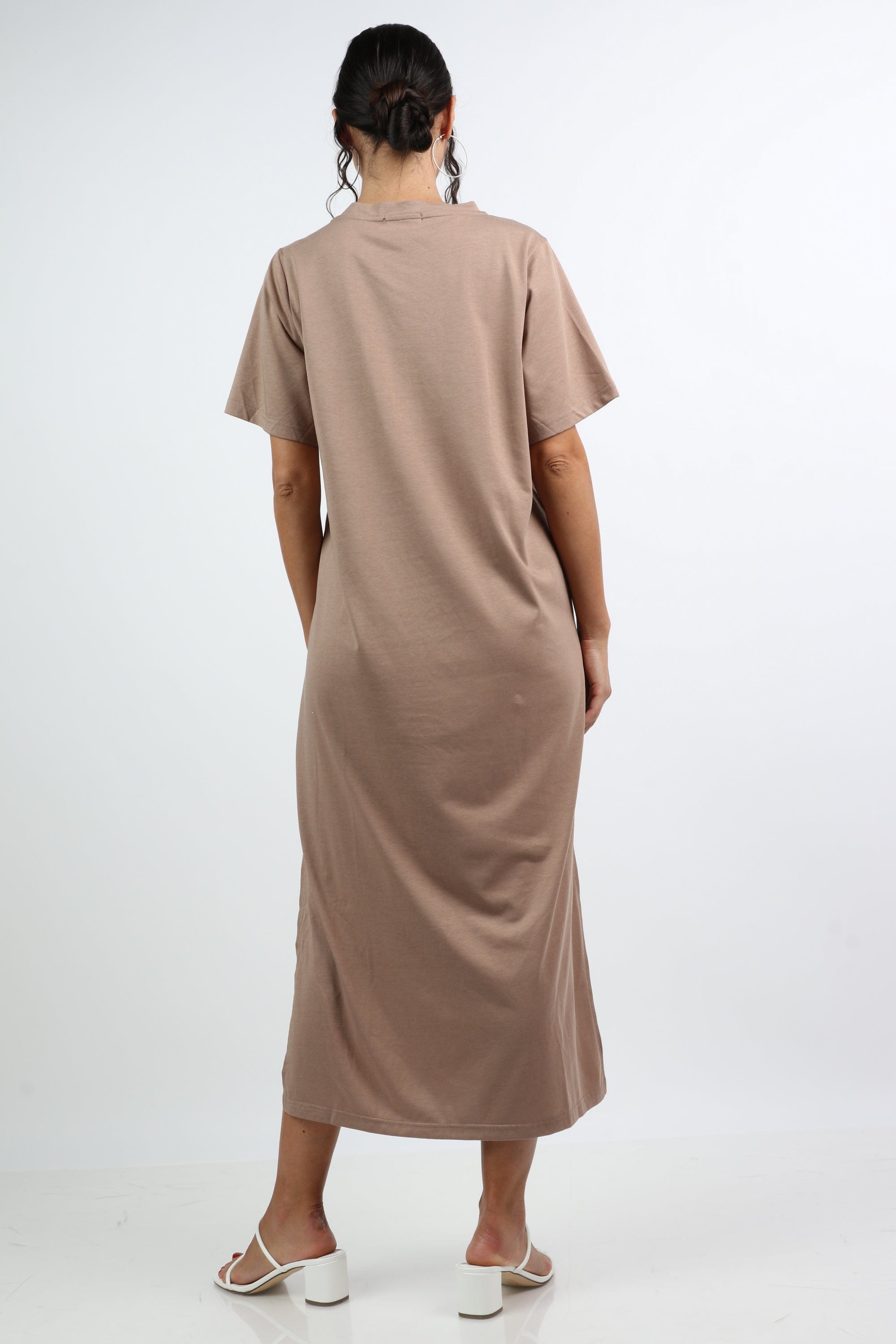 نتشي فستان ميدي سادة بفتحة من جانبين ياقة شكل V بكم قصير