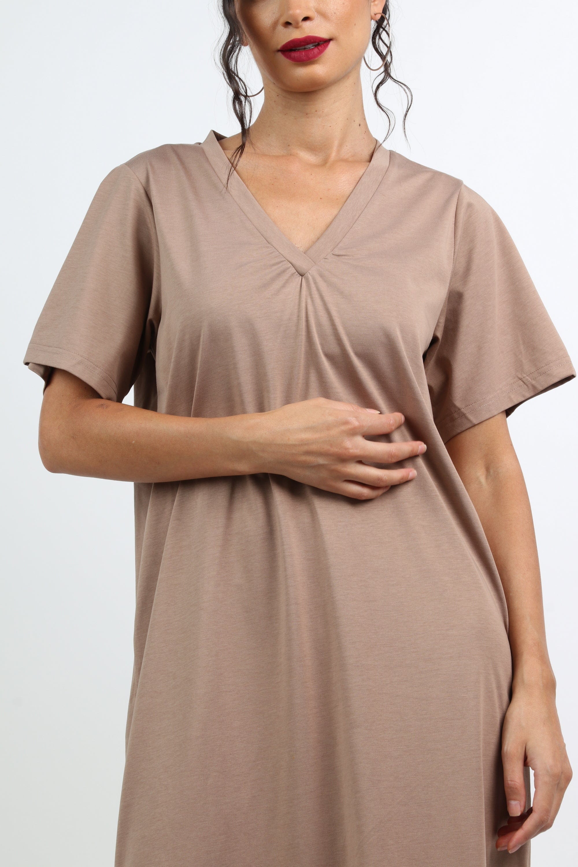 نتشي فستان ميدي سادة بفتحة من جانبين ياقة شكل V بكم قصير