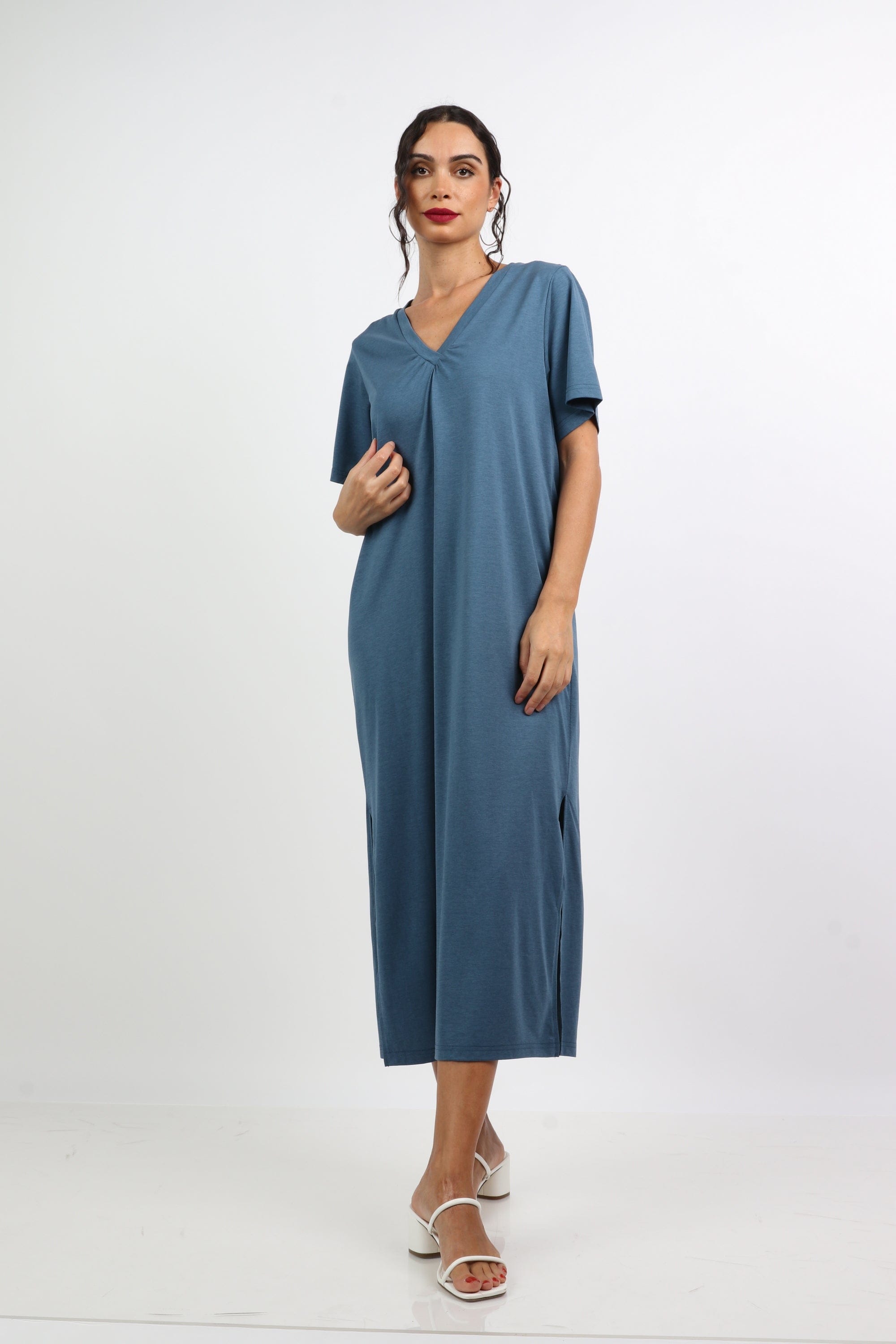 نتشي فستان ميدي سادة بفتحة من جانبين ياقة شكل V بكم قصير