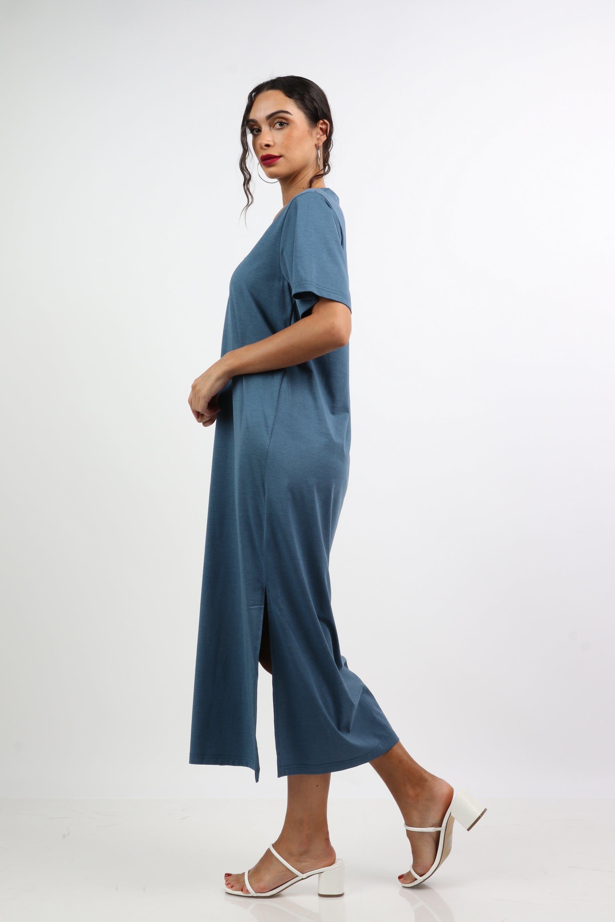 نتشي فستان ميدي سادة بفتحة من جانبين ياقة شكل V بكم قصير