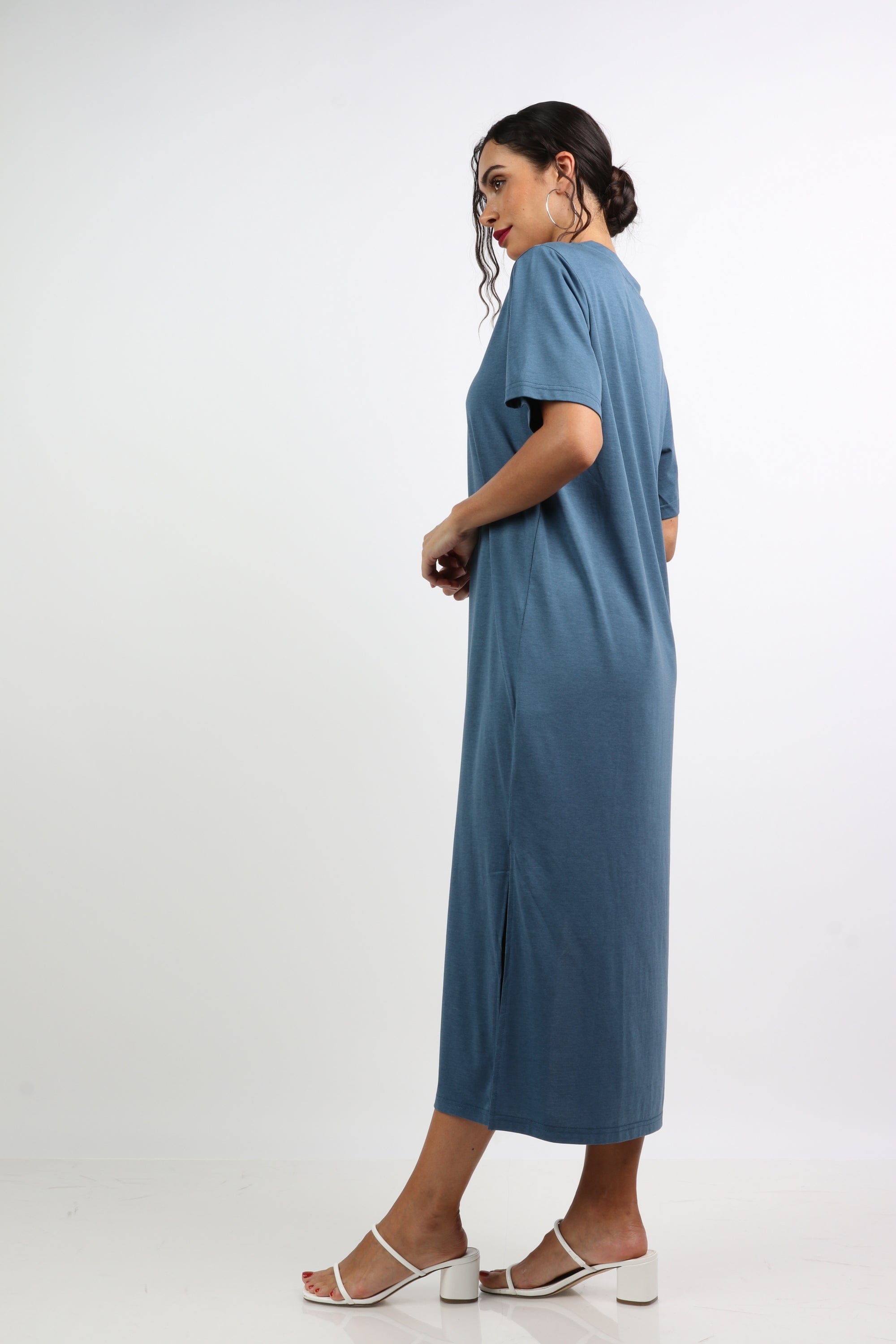 نتشي فستان ميدي سادة بفتحة من جانبين ياقة شكل V بكم قصير