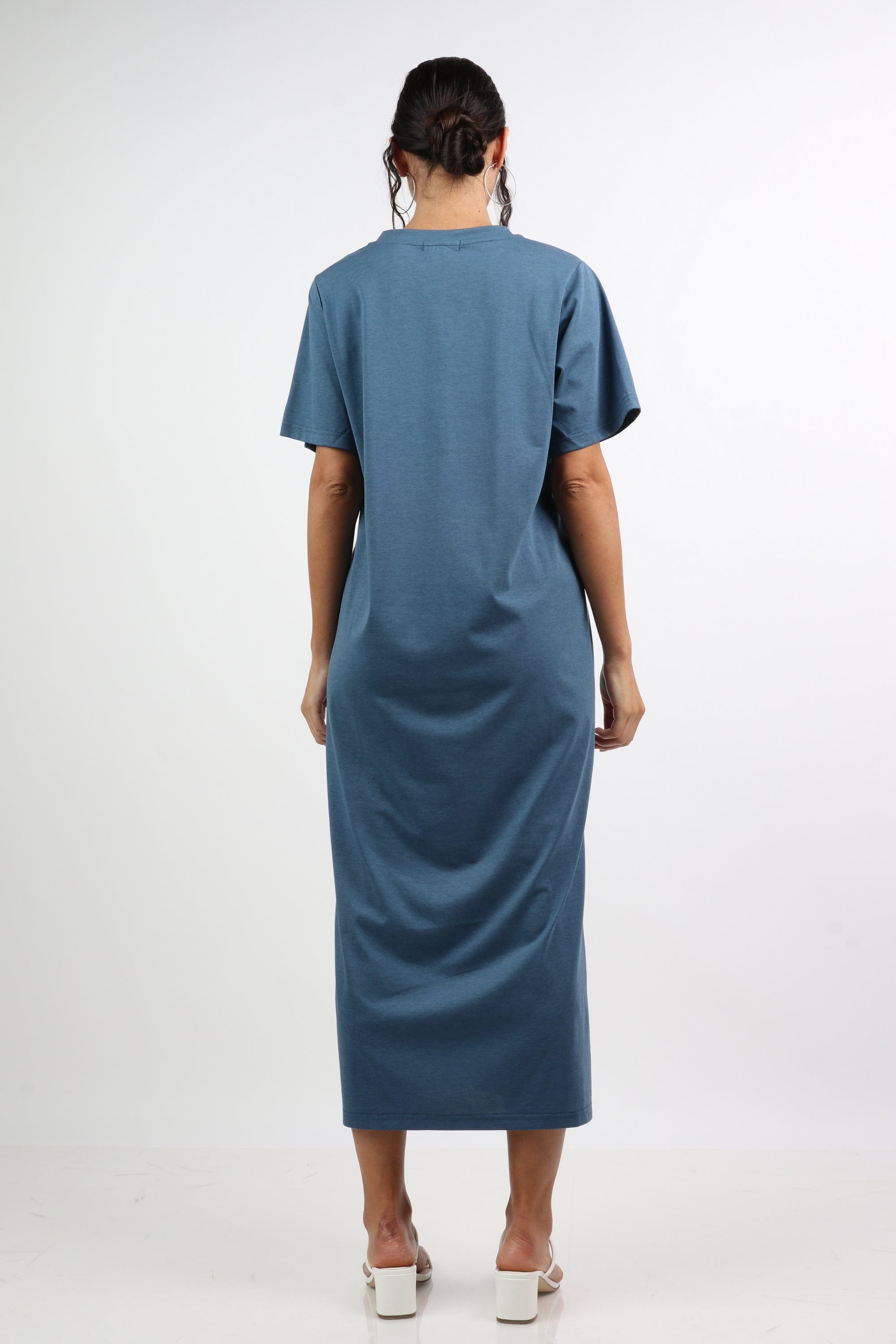 نتشي فستان ميدي سادة بفتحة من جانبين ياقة شكل V بكم قصير