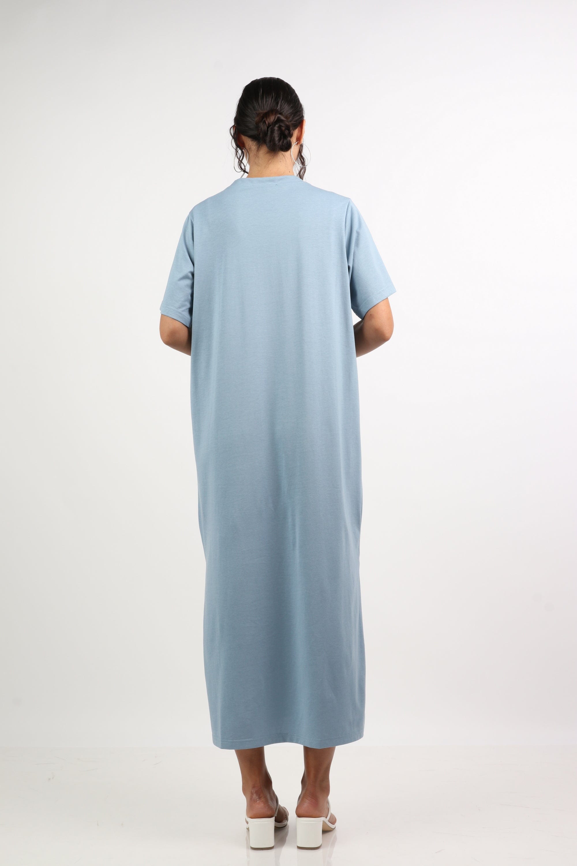 نتشي فستان ميدي سادة بفتحة من جانبين ياقة شكل V بكم قصير