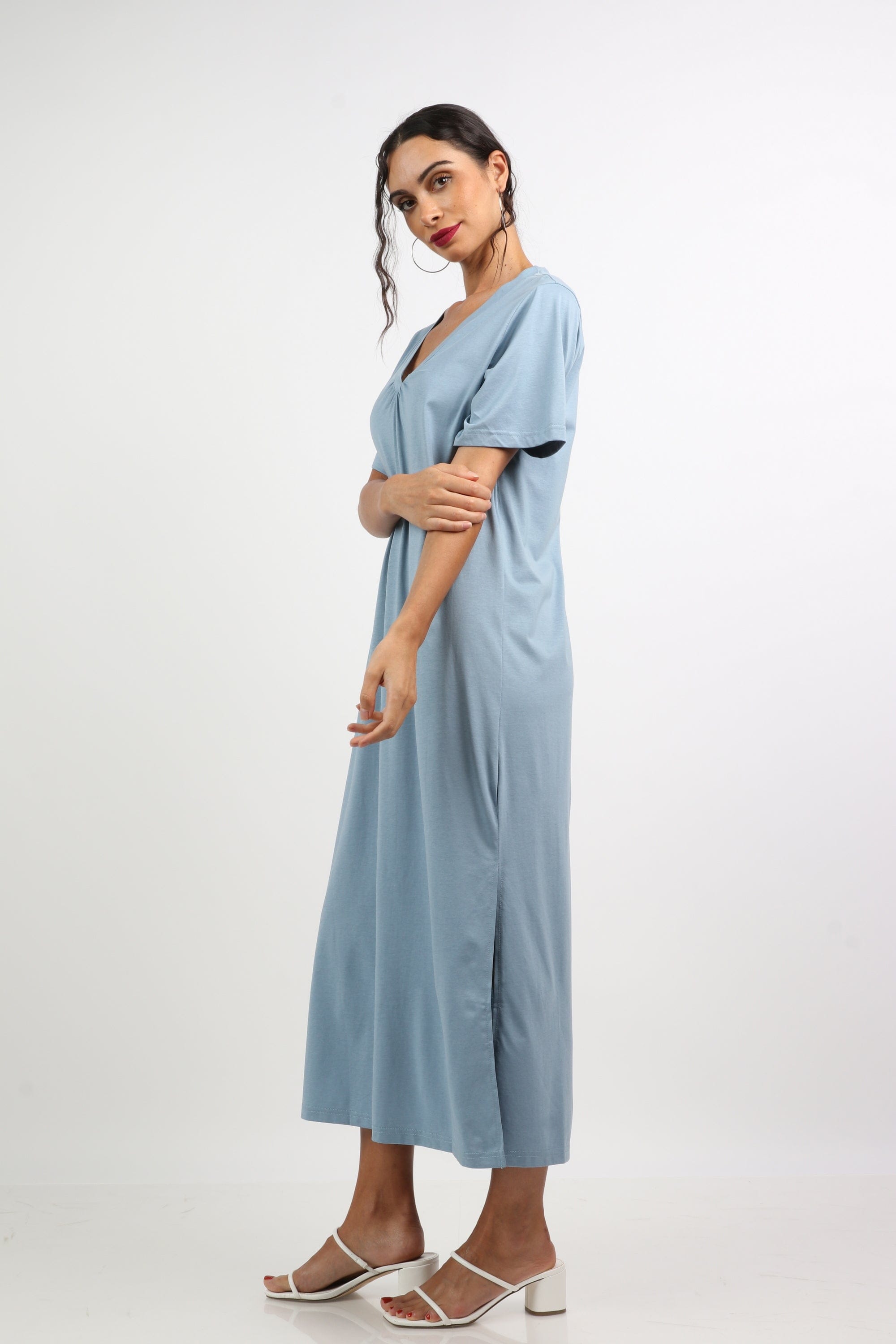 نتشي فستان ميدي سادة بفتحة من جانبين ياقة شكل V بكم قصير