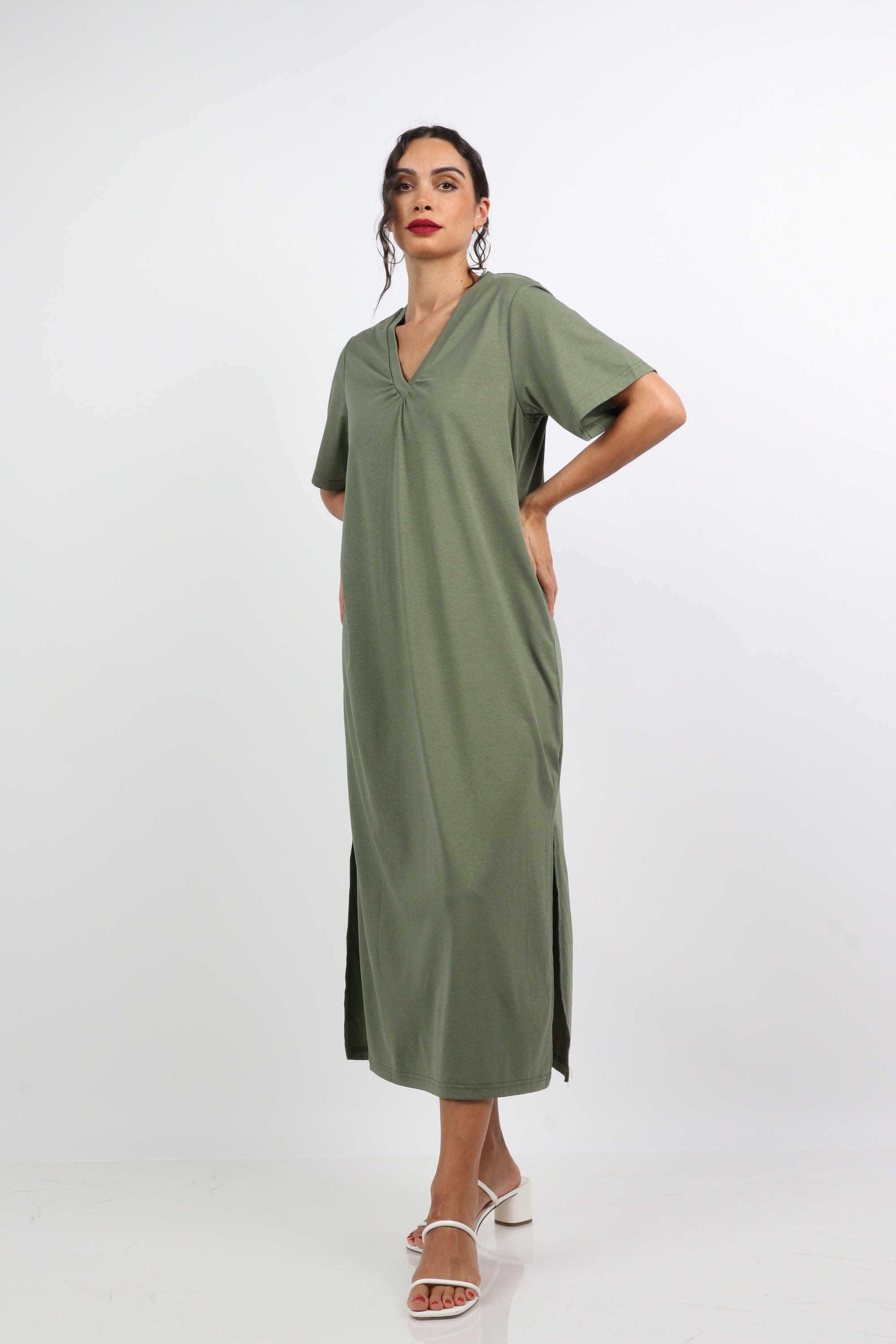 نتشي فستان ميدي سادة بفتحة من جانبين ياقة شكل V بكم قصير