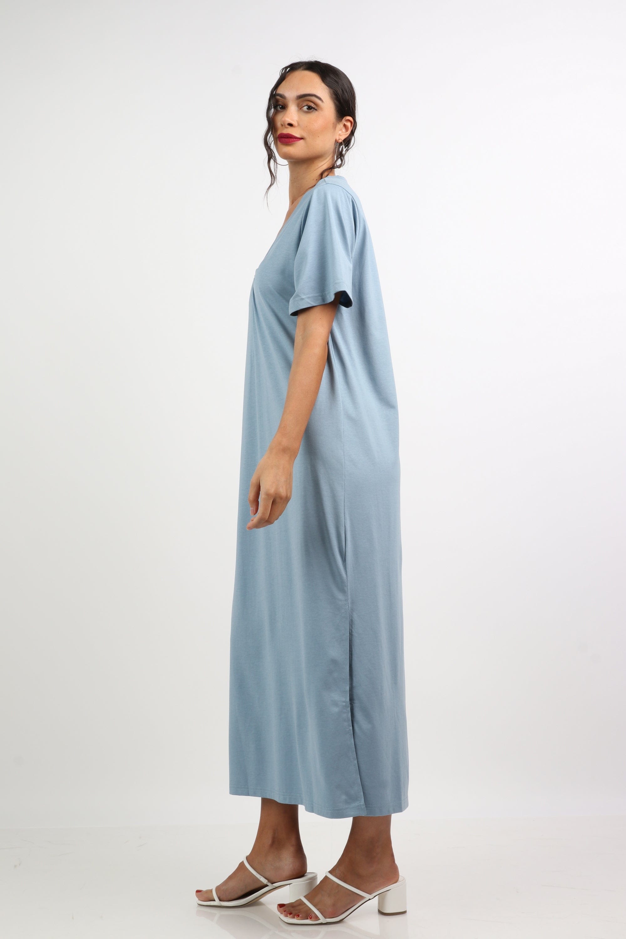 نتشي فستان ميدي سادة بفتحة من جانبين ياقة شكل V بكم قصير