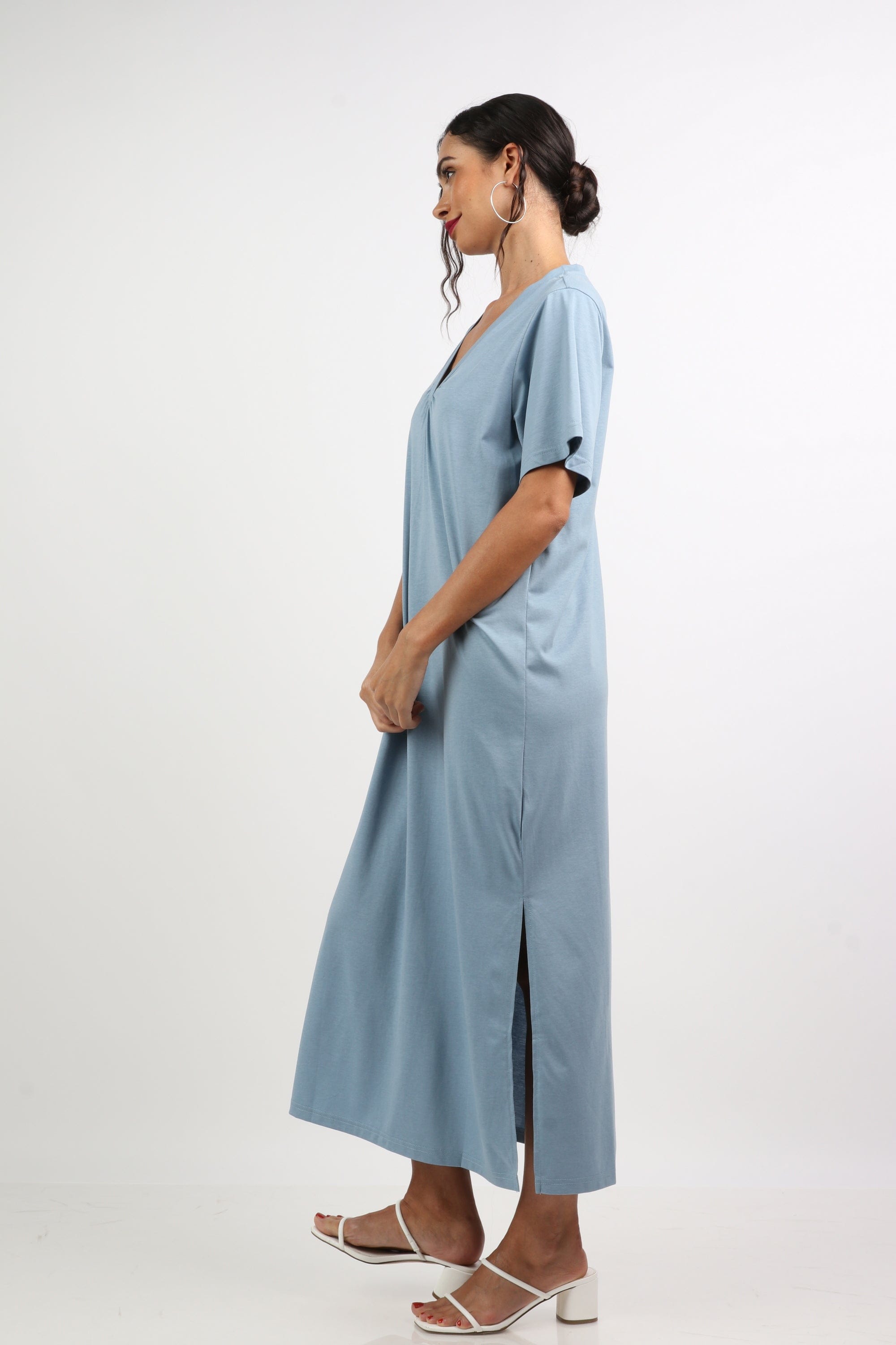 نتشي فستان ميدي سادة بفتحة من جانبين ياقة شكل V بكم قصير